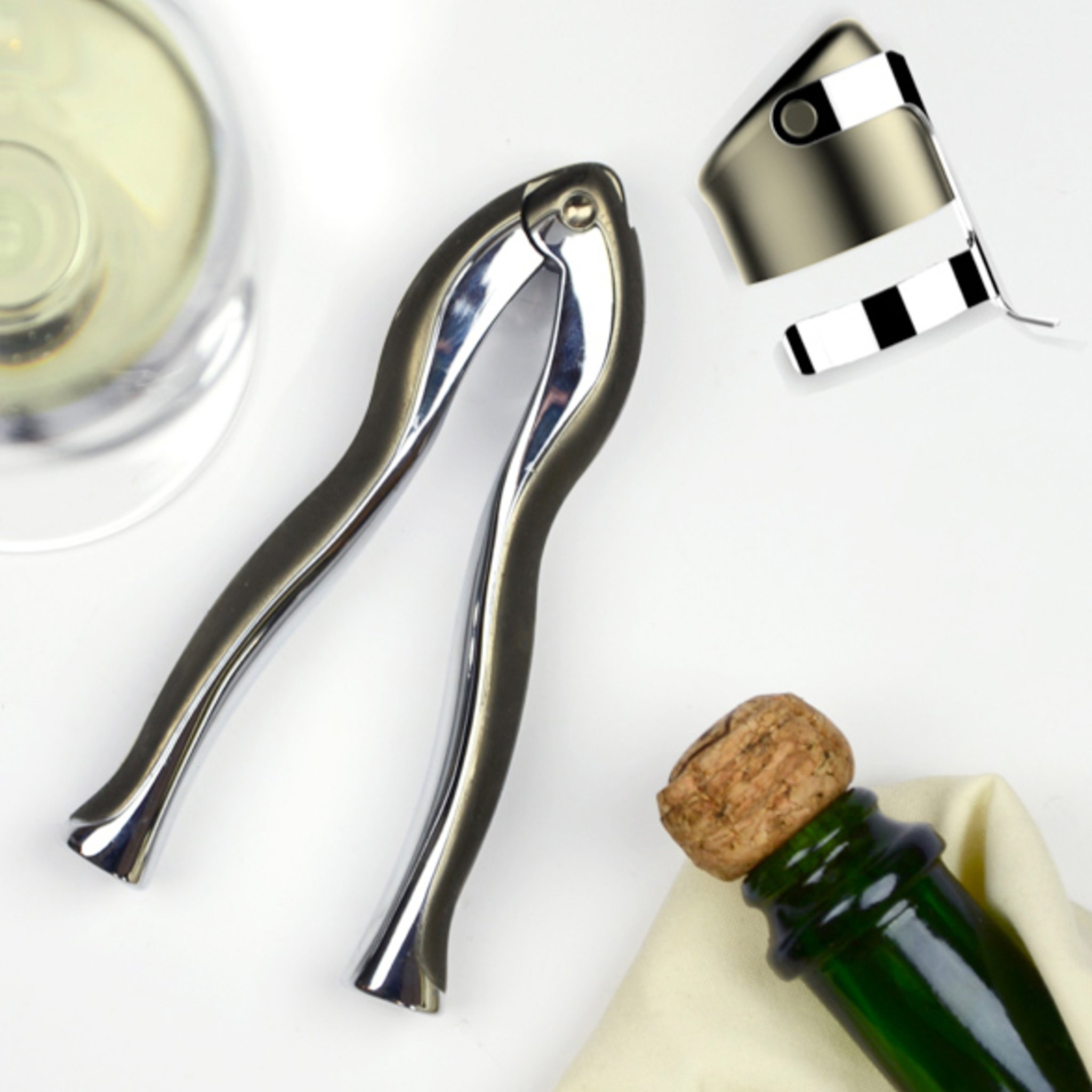 Pince et bouchon à champagne Rabbit vus d'en haut, avec un verre de mousseux et un bouchon