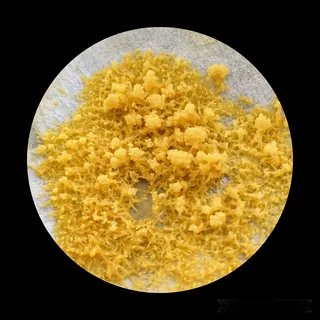 Blob giallo su terreno di coltura chiaro