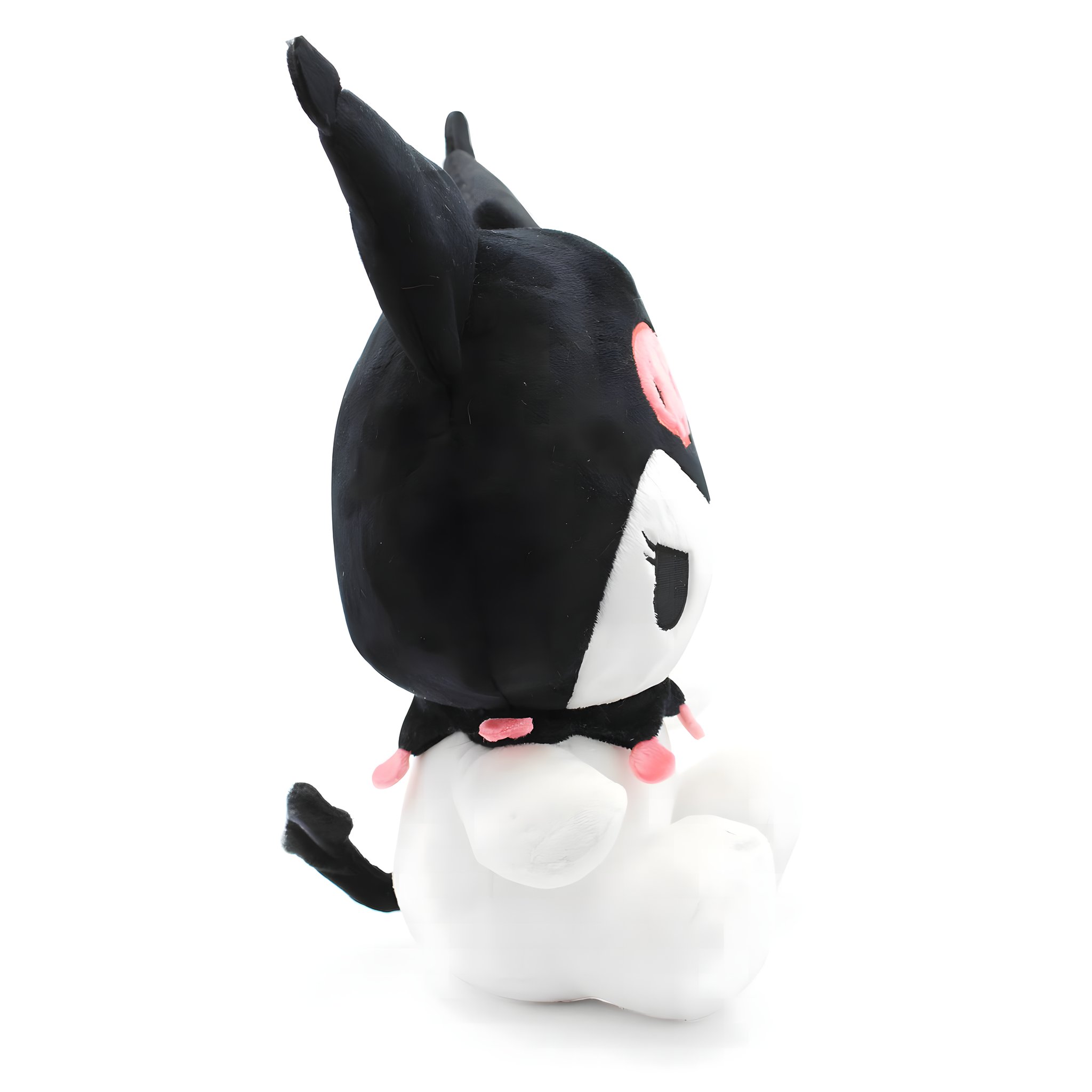 Kuromi Plüschfigur im Profil mit der langen schwarzen Kappe bis über den Rücken