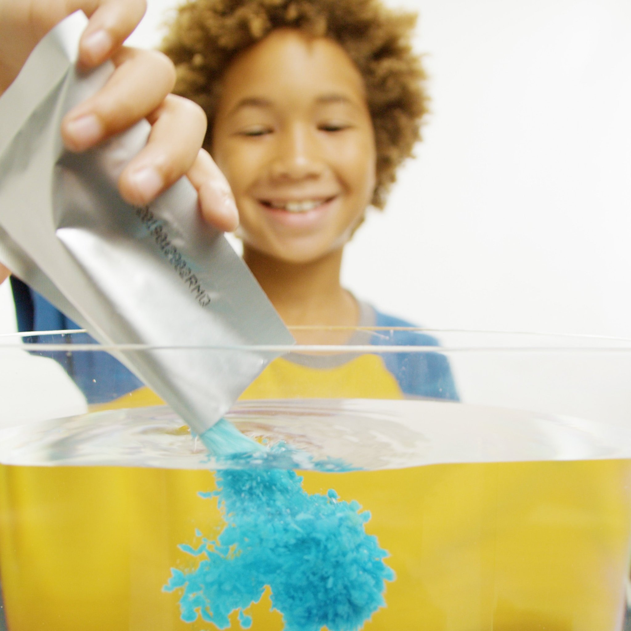 Knisterndes Bade-Pulver mit Kind