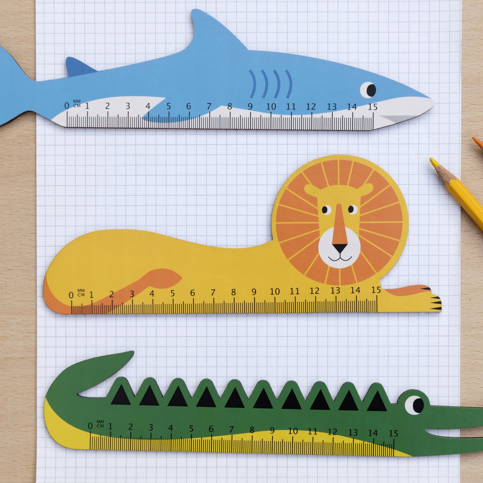 Règle crocodile à côté des règles requin et lion de la gamme sur le bureau