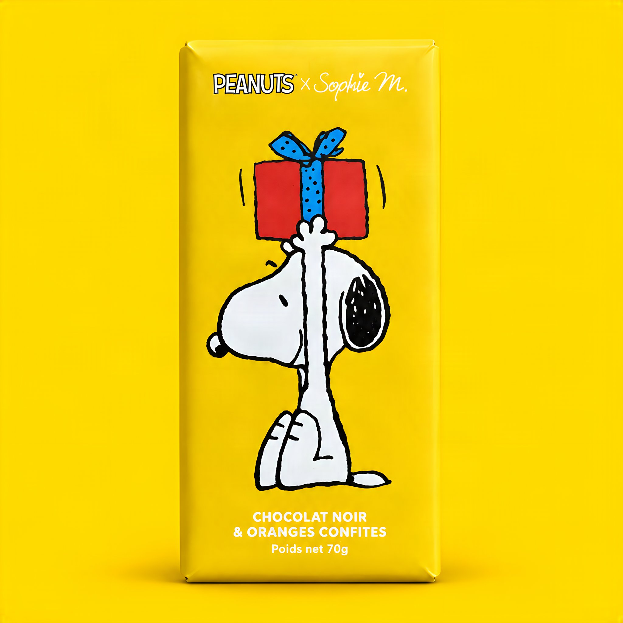 Gelbe Snoopy-Schokoladentafel, Snoopy balanciert ein Geschenk, Zartbitterschokolade mit kandierten Orangen