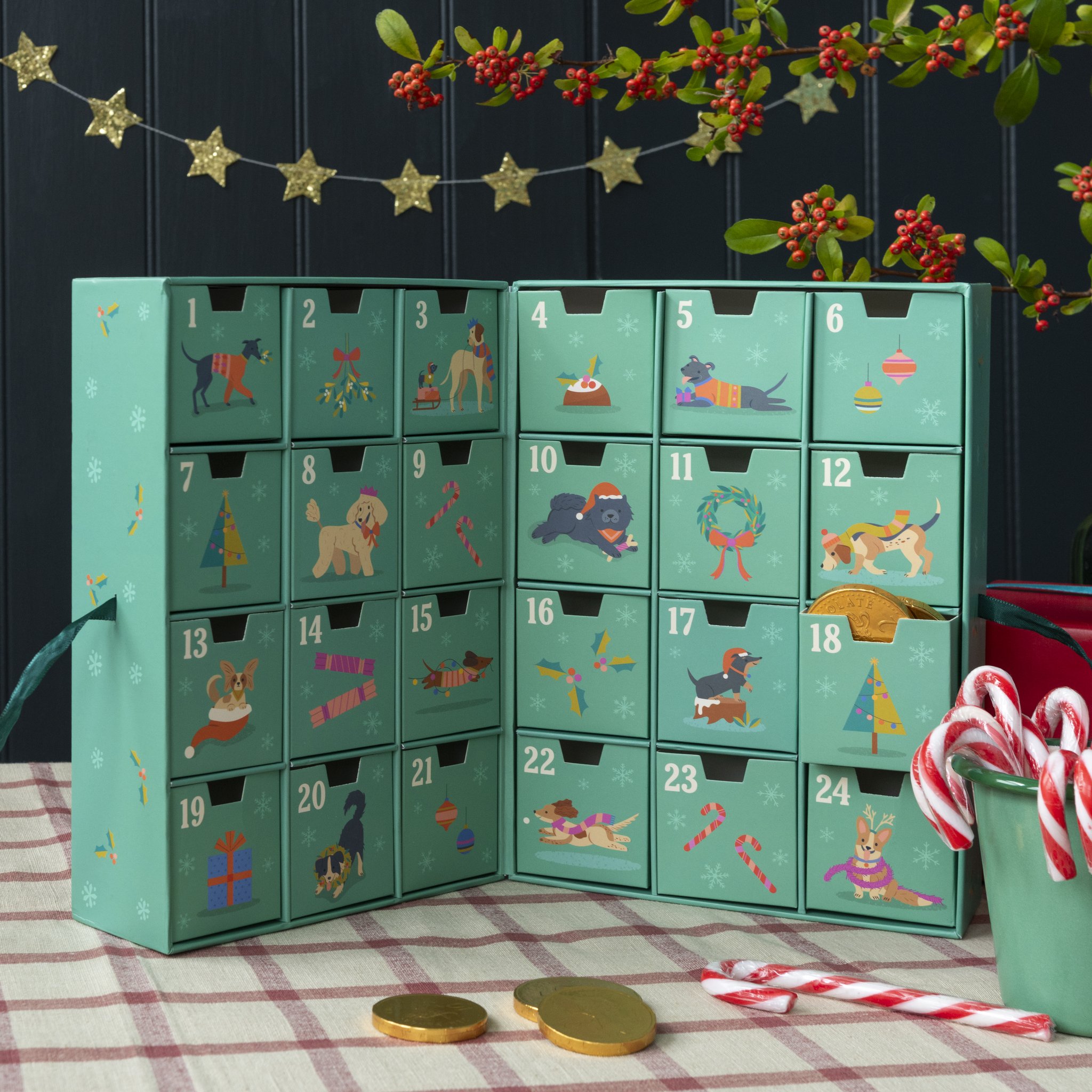 Calendario dell'Avvento Festive Friends con 24 cassetti sul tavolo con bastoncini di zucchero e biscotti