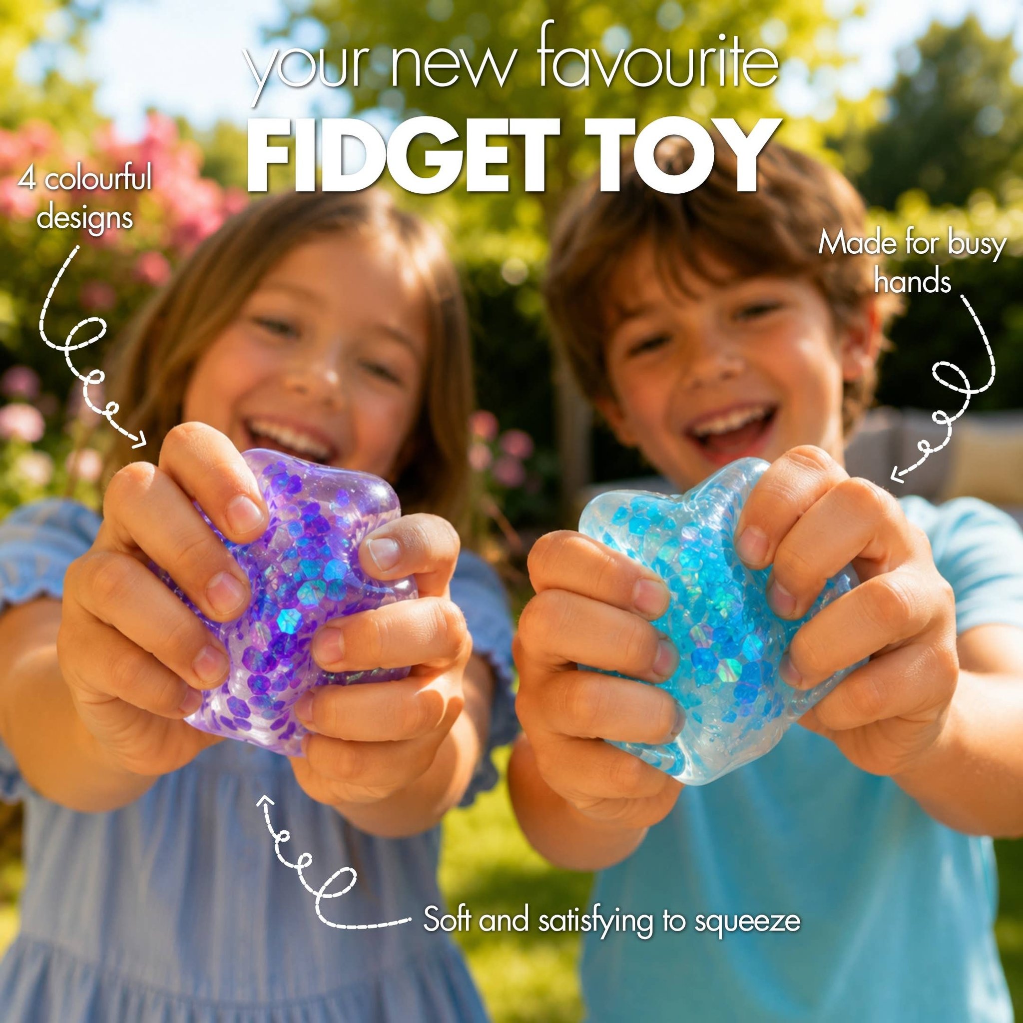 Zwei Kinder drücken je einen Squishy Würfel zusammen, draussen im Garten