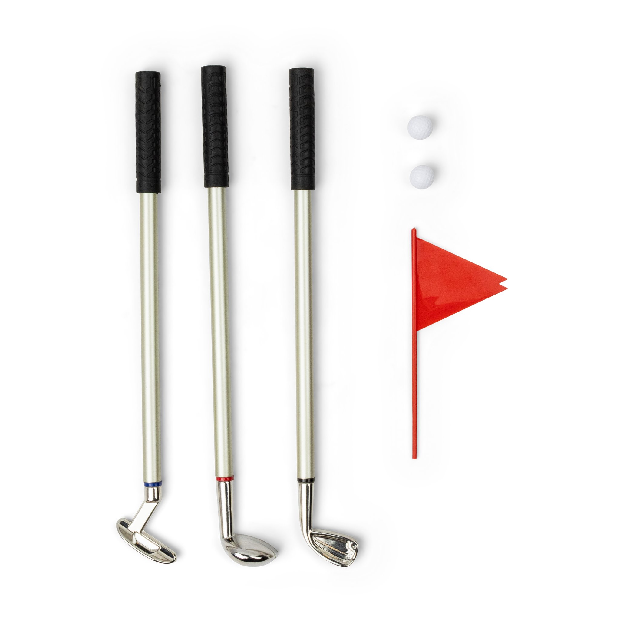 Die drei Golf-Kugelschreiber des Sets mit schwarzen Griffen, zwei weissen Bällen und roter Fahne freigestellt