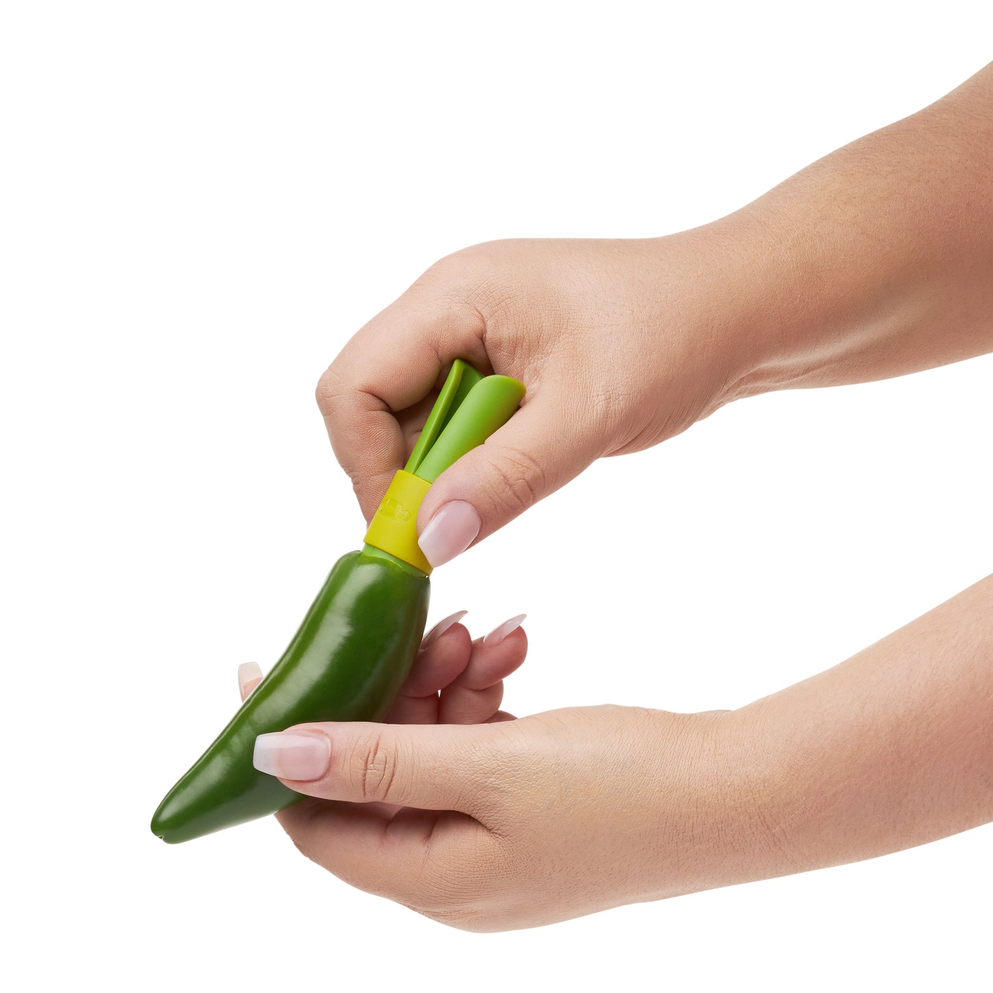 Kleiner Entkerner wird in eine grüne Jalapeño geschoben