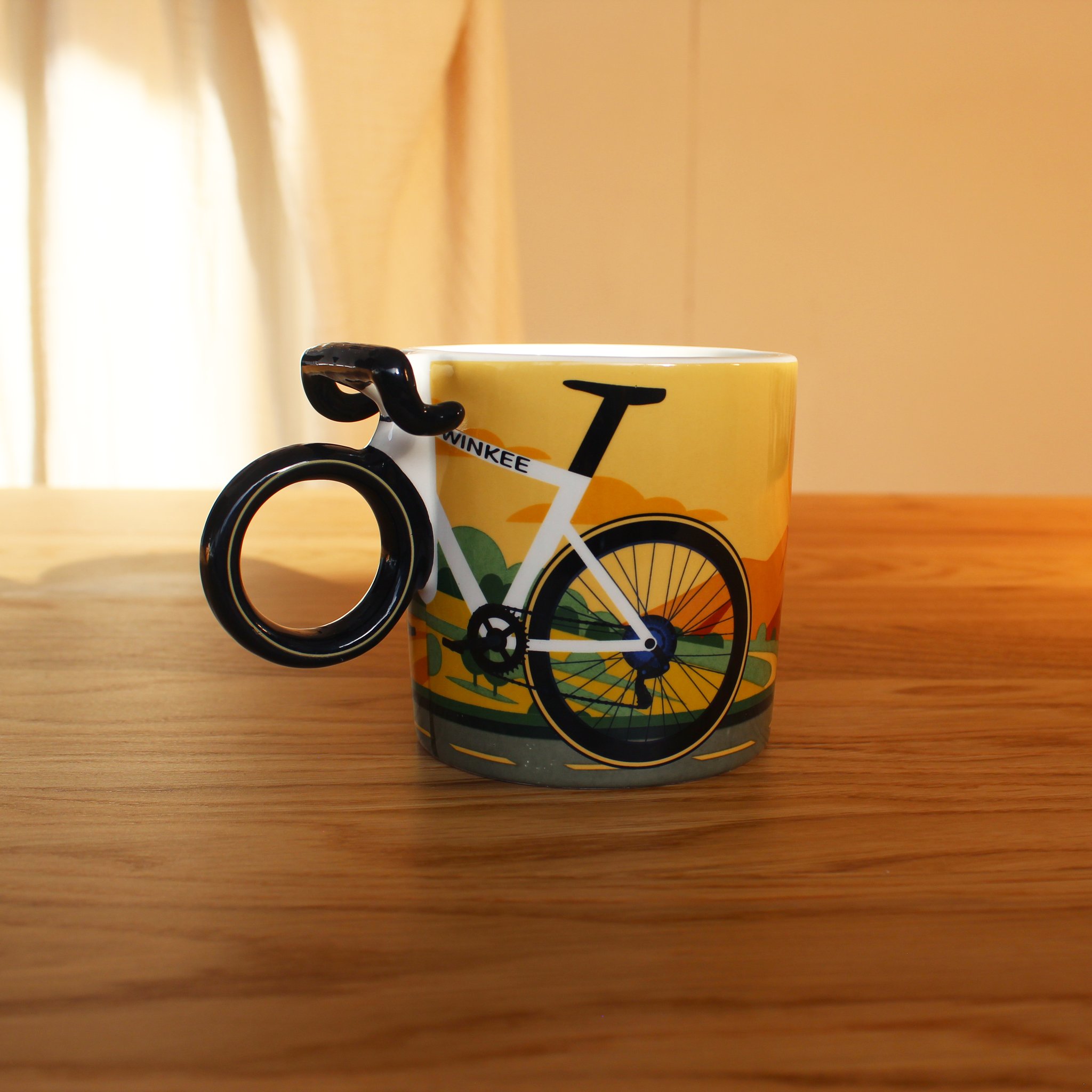 Rennrad Tasse Coffee Ride mit Lenker-Henkel auf Holztisch