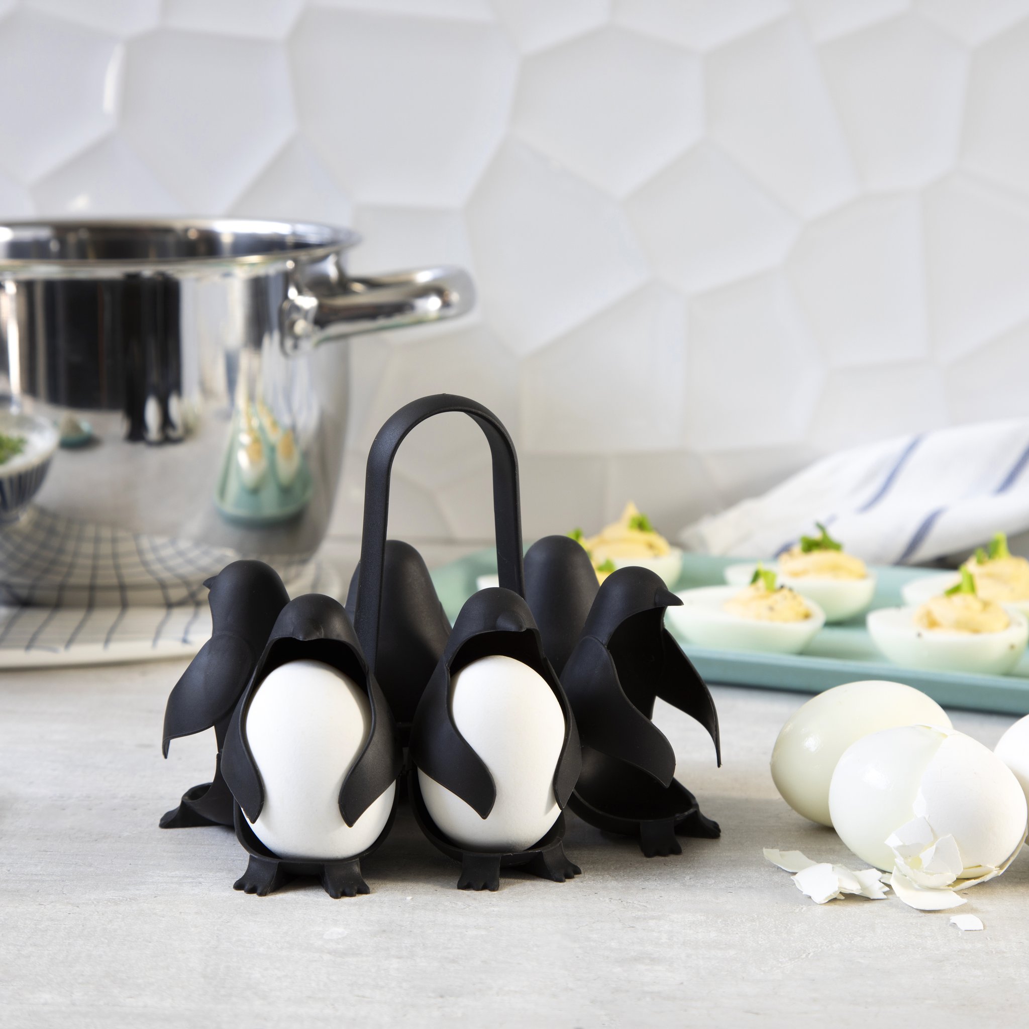 Egguins Eierhalter in Pinguinform mit Eiern auf der Küchenablage