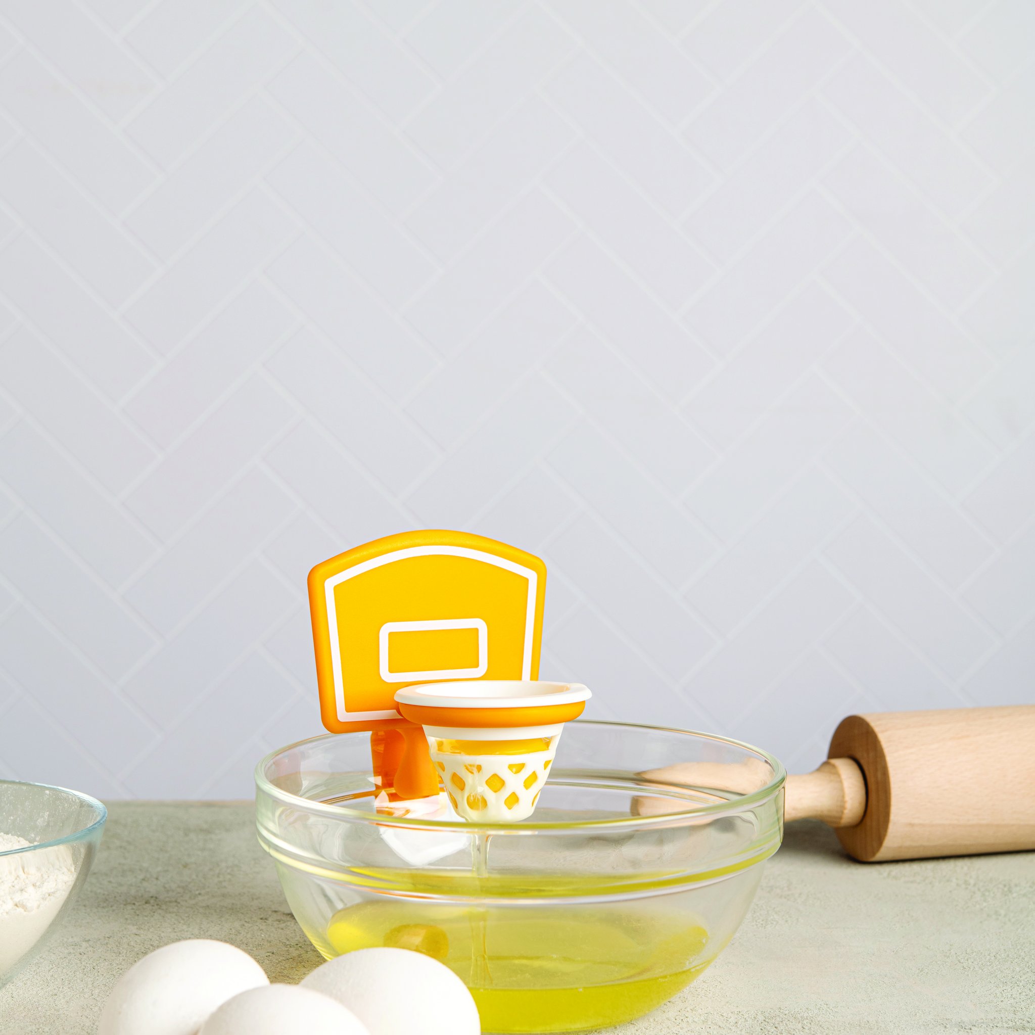 Dunk N Egg Eiertrenner mit Eiern und Nudelholz auf der Arbeitsfläche