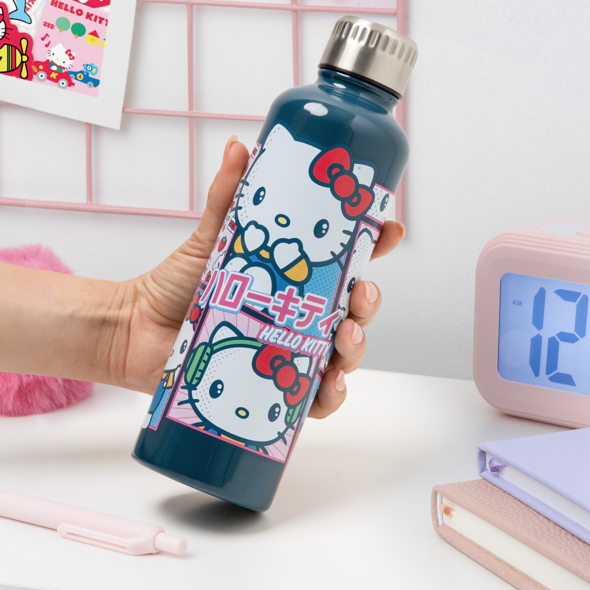 Hand hält die Hello-Kitty-Trinkflasche