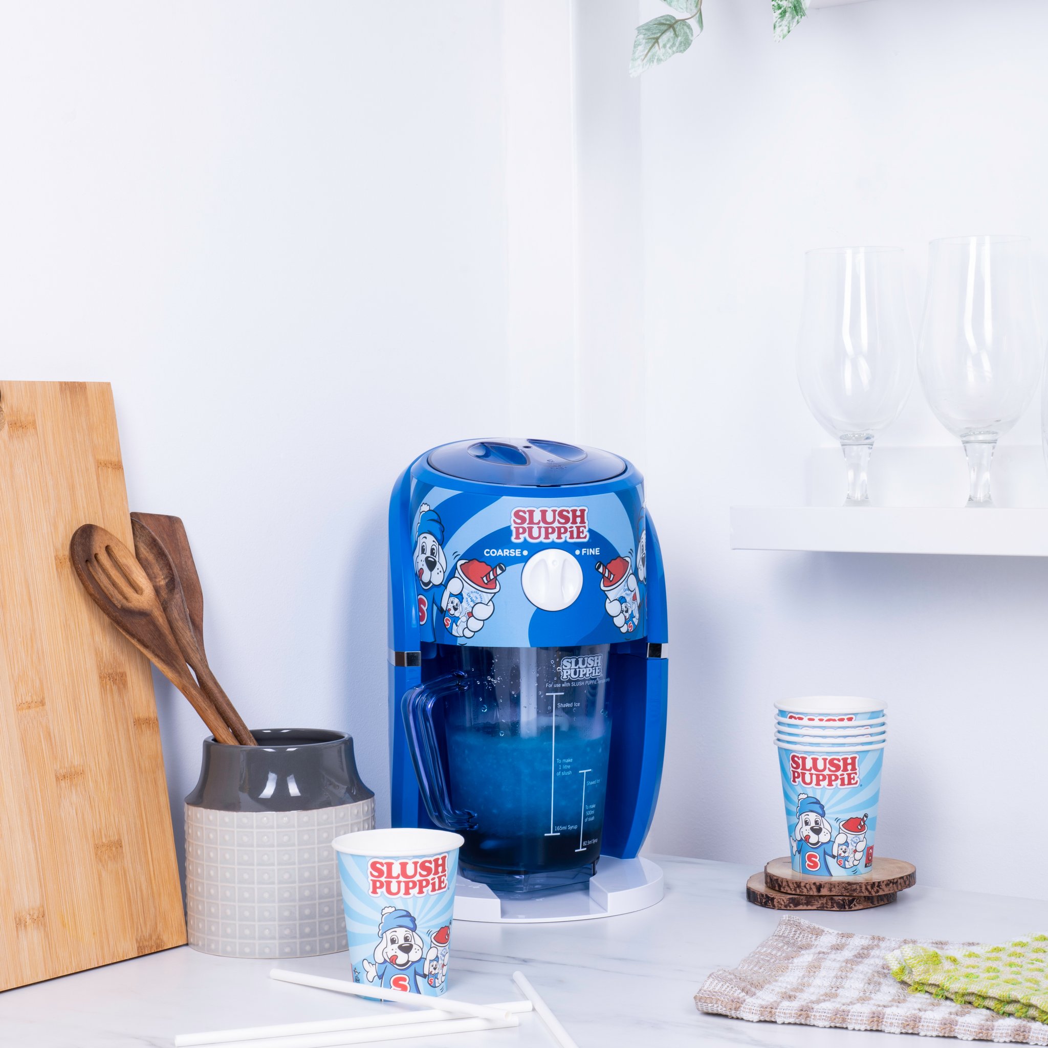 Macchina Slush Puppie Snow Cone in uso sul piano cucina