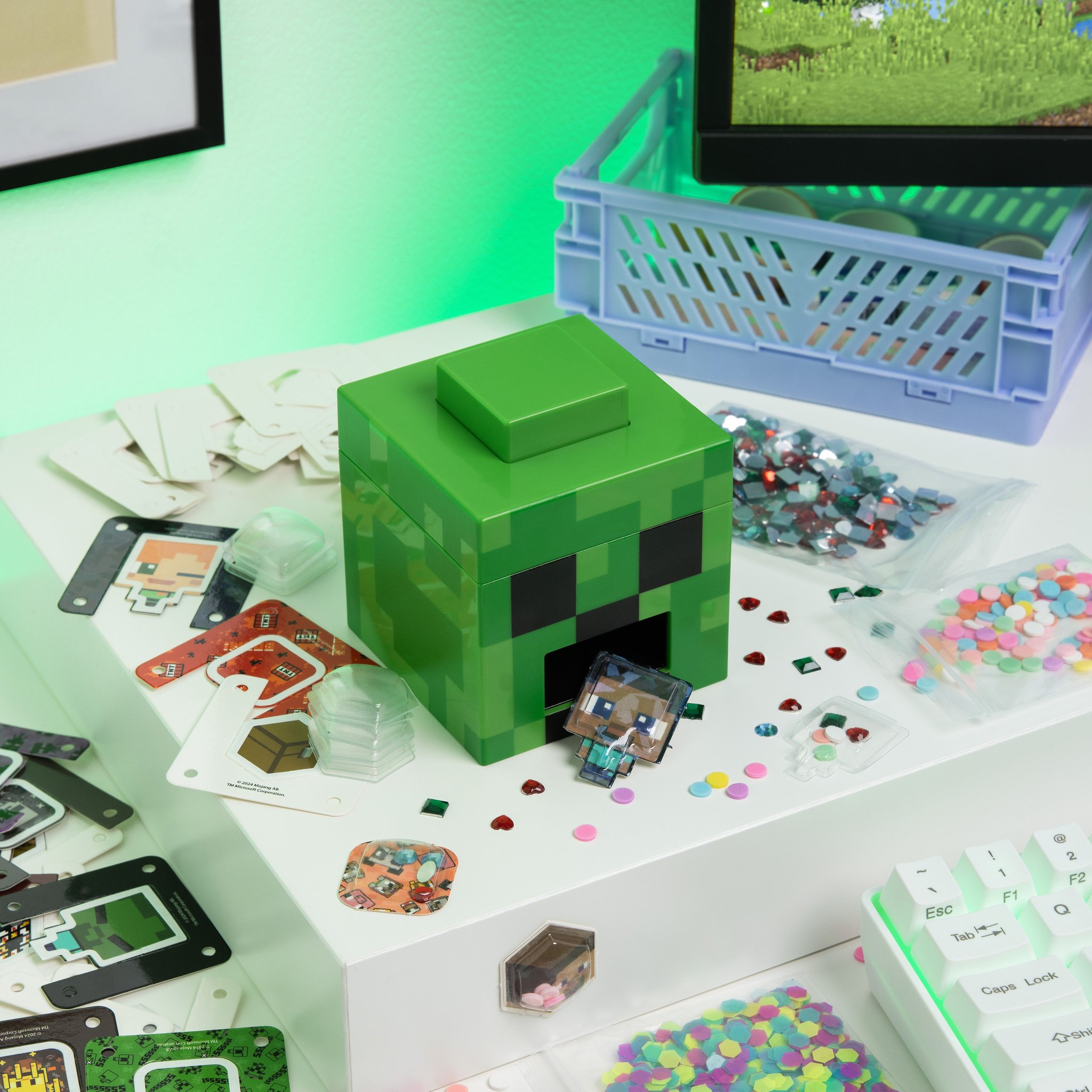 Minecraft 3D Sticker Maker – Creeper-Box mit fertigen Stickern und Bastelmaterial auf dem Tisch