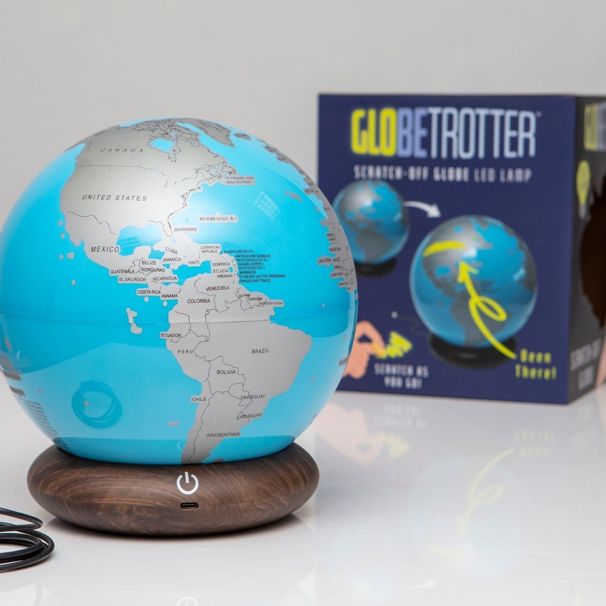 Mappamondo da grattare Globe Trotter con luce LED su base in legno scuro, scatola regalo blu dietro