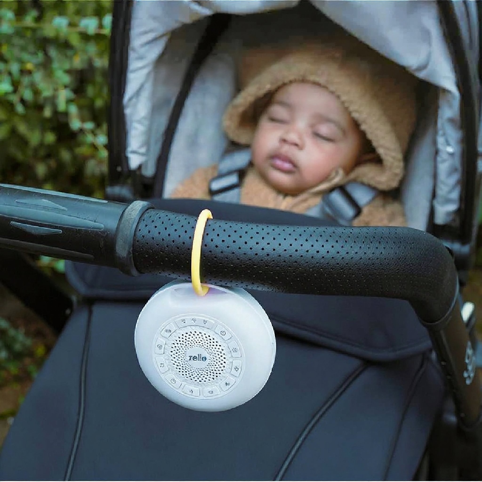 White Noise Maschine mit Clip am Kinderwagen, Baby schlaeft