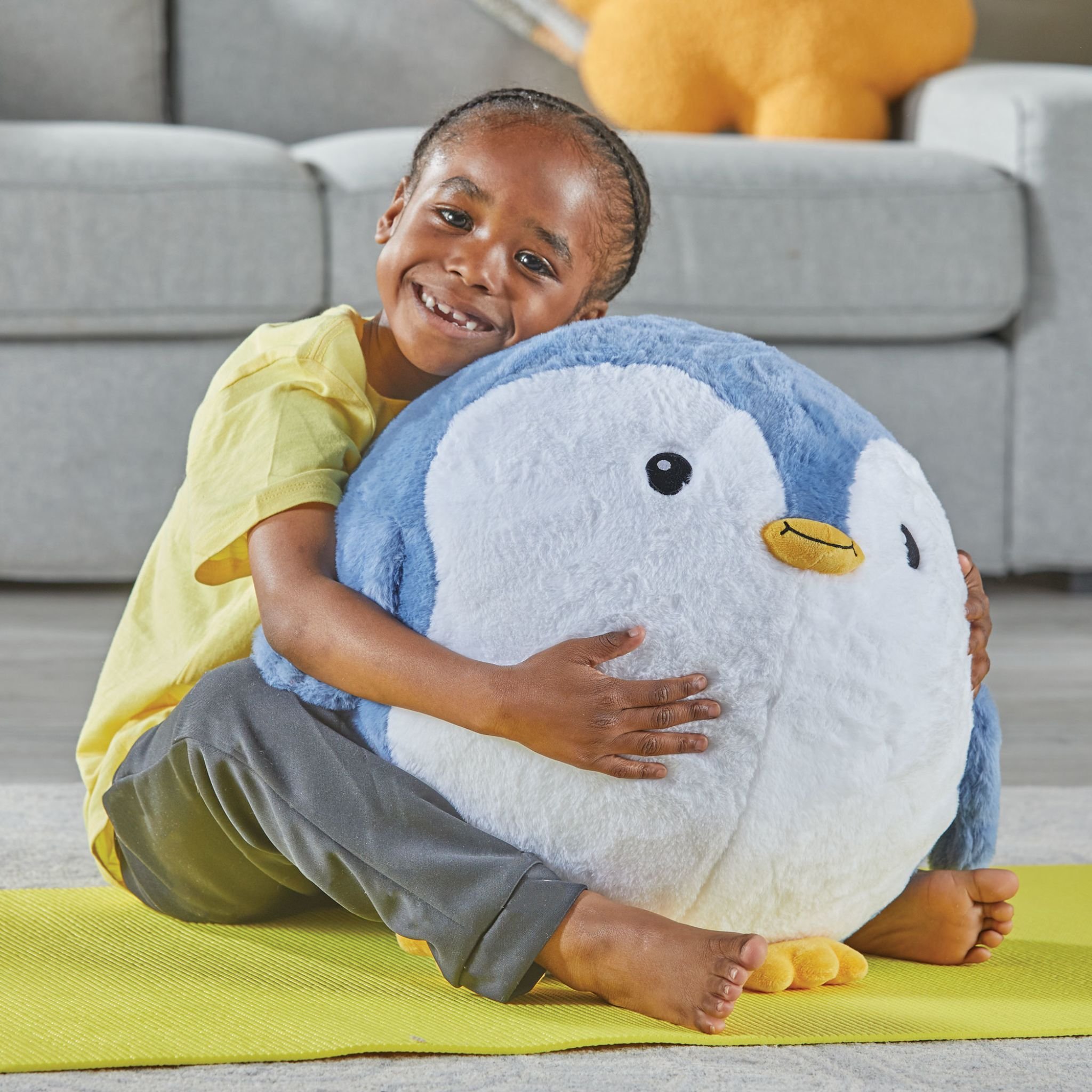 Yoga-Ball-Buddy Pinguin BubblePlush – Kind umarmt den Yoga-Ball-Buddy