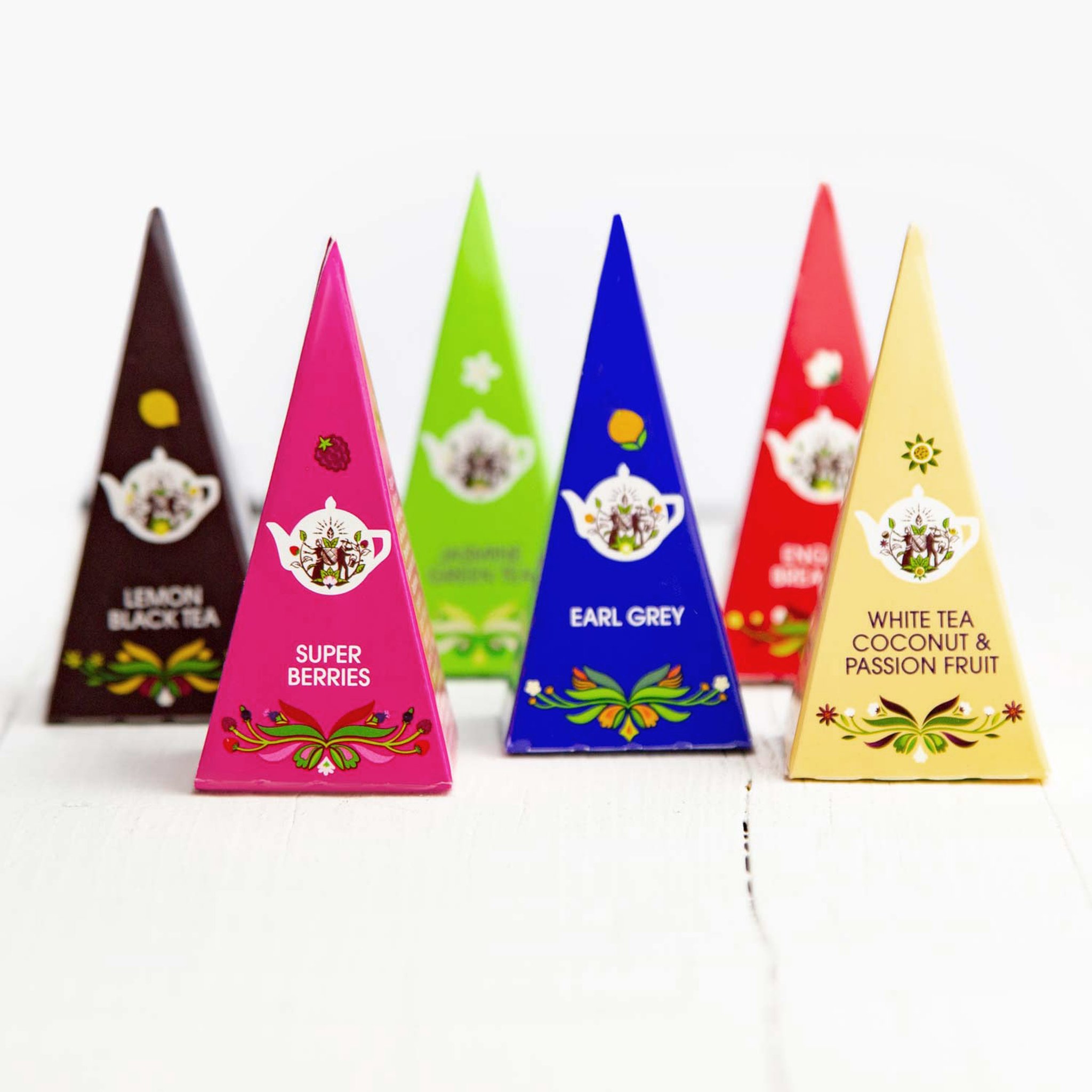 Piramidi di tè colorate della Classic Collection, tra cui Lemon Black Tea, Super Berries ed Earl Grey