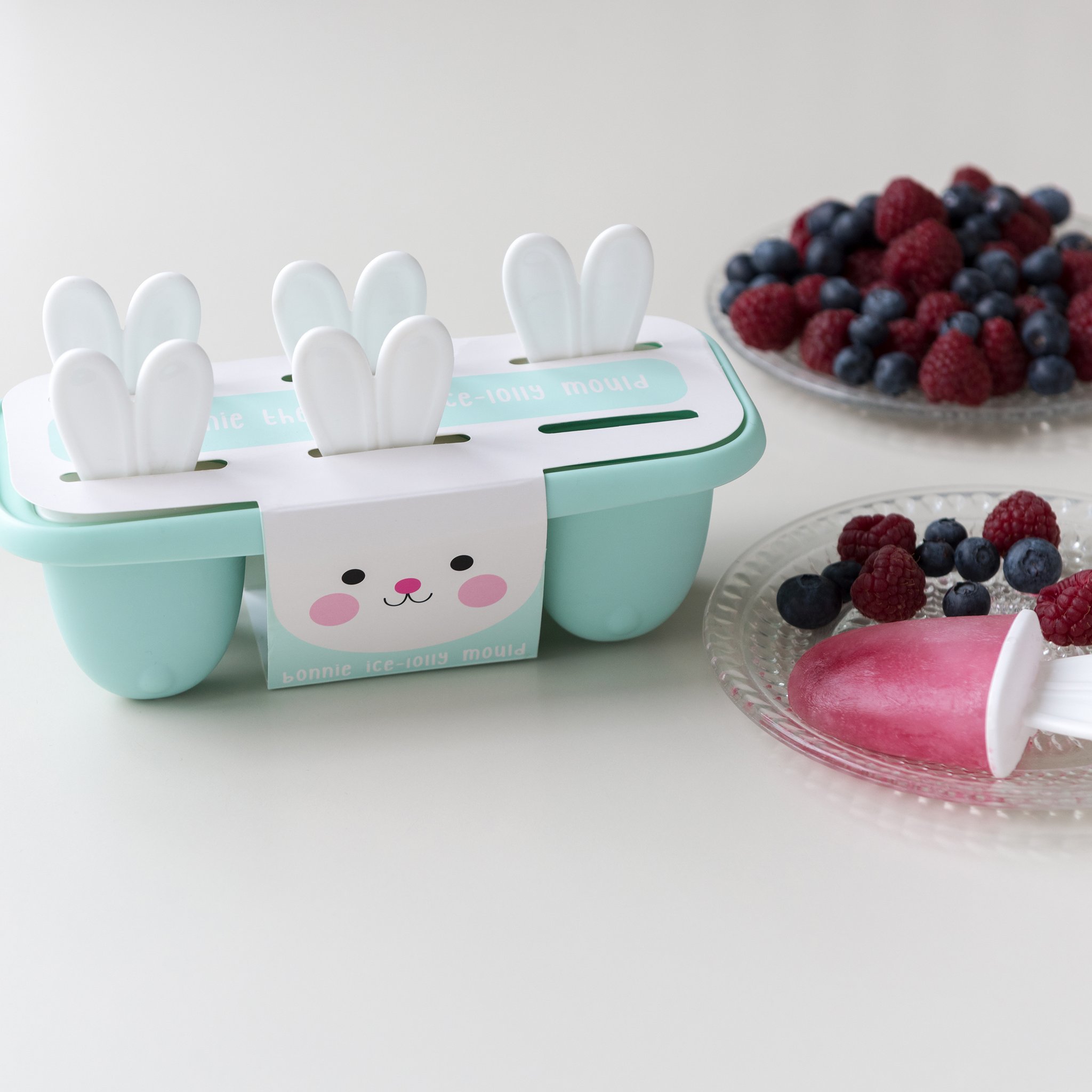 Moule Bonnie le lapin sur la table avec des baies et une glace rose