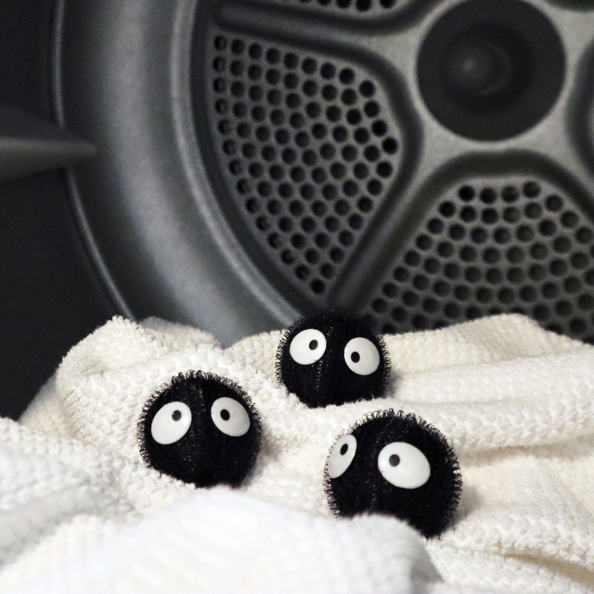Zwei Wäsche-Buddies in der Trommel des Wäschetrockners