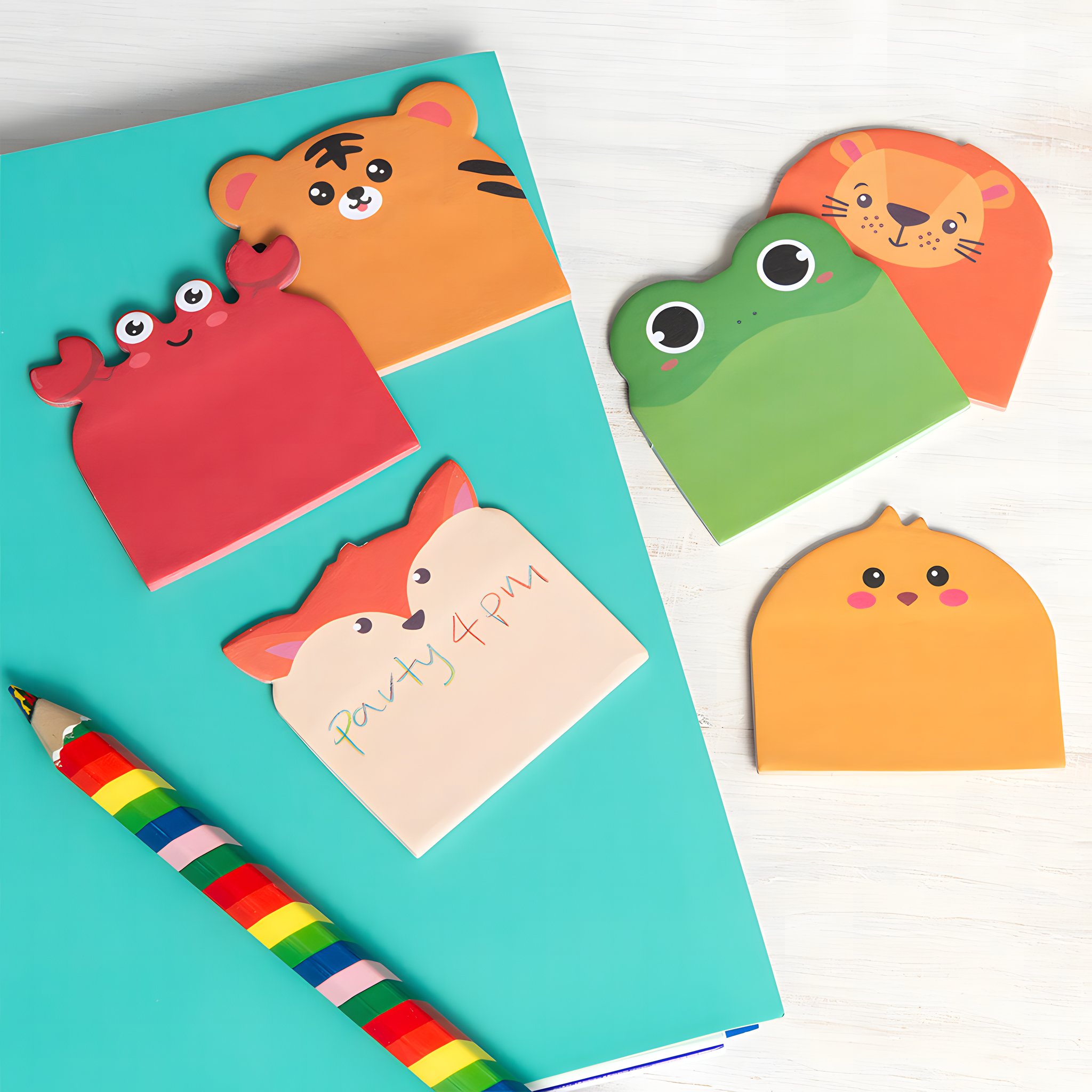 Tier-Haftnotizen mit Tiger, Fuchs, Frosch und Küken auf einem Schreibtisch mit Stiften