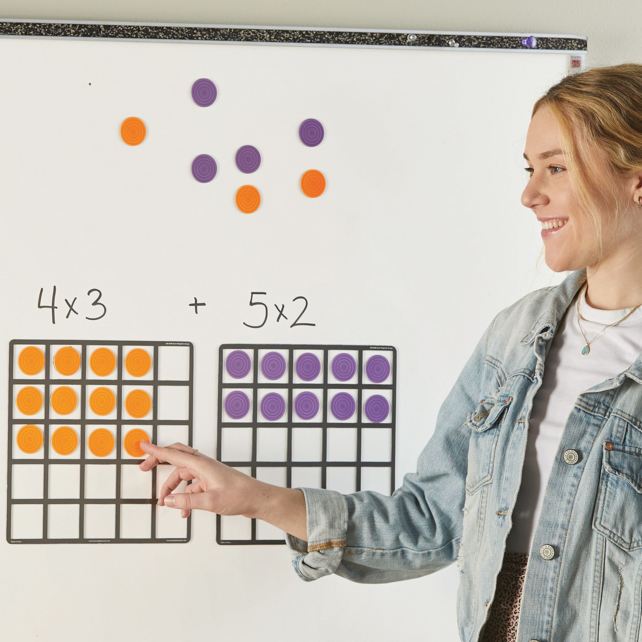 Riesen-Magnet-Rechenfelder Set – Lehrerin zeigt Aufgabe am Whiteboard