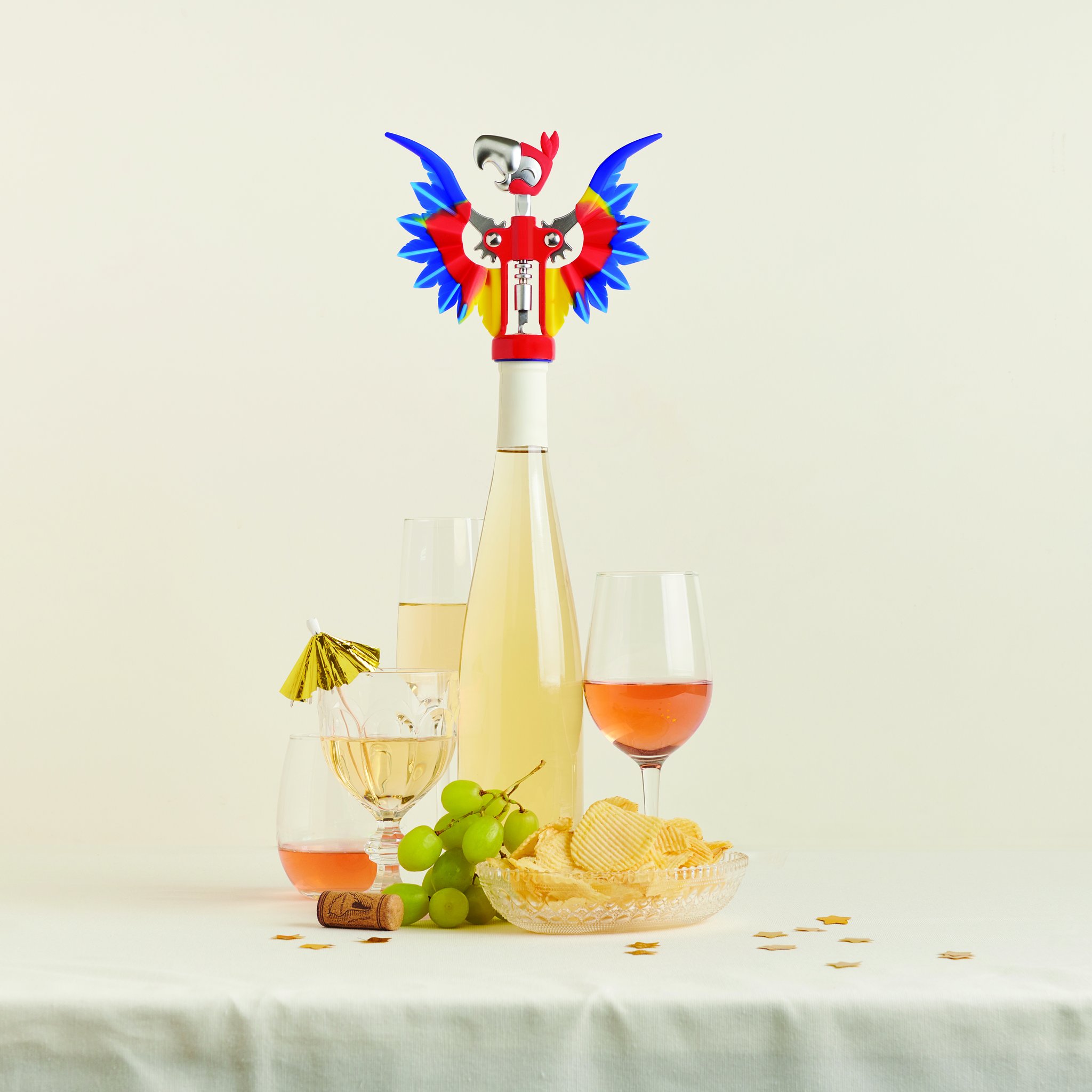 Gedeckter Tisch mit Pinot Korkenzieher, Weinglaesern und Snacks
