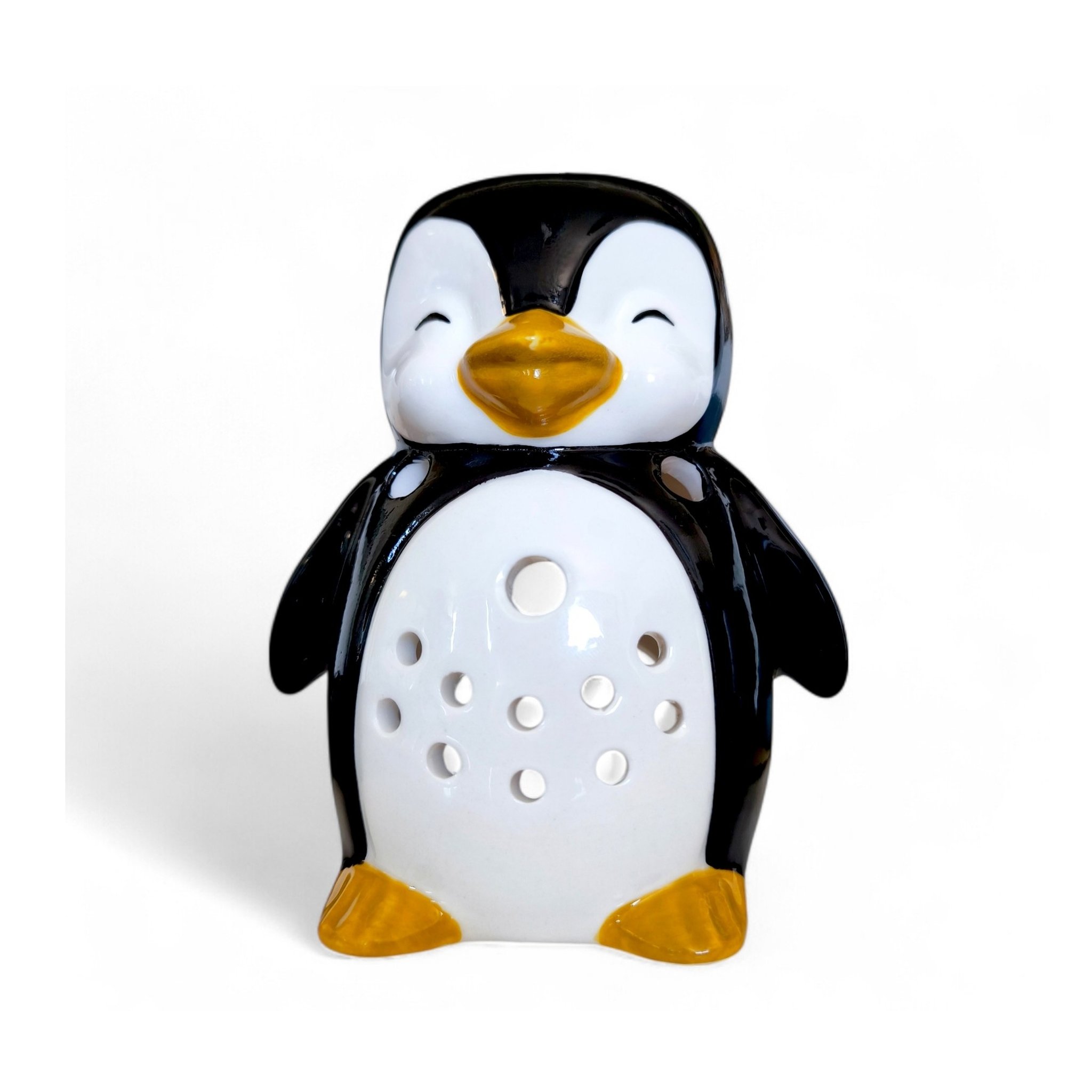 Schwarz-weisse Pinguin-Duftlampe mit gelbem Schnabel freigestellt