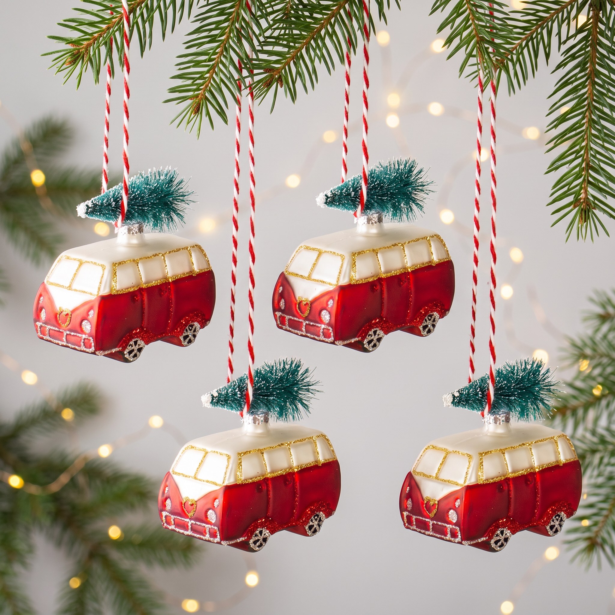 Decorazioni Albero di Natale Camper Vintage di Sass & Belle su un ramo di abete con luci calde