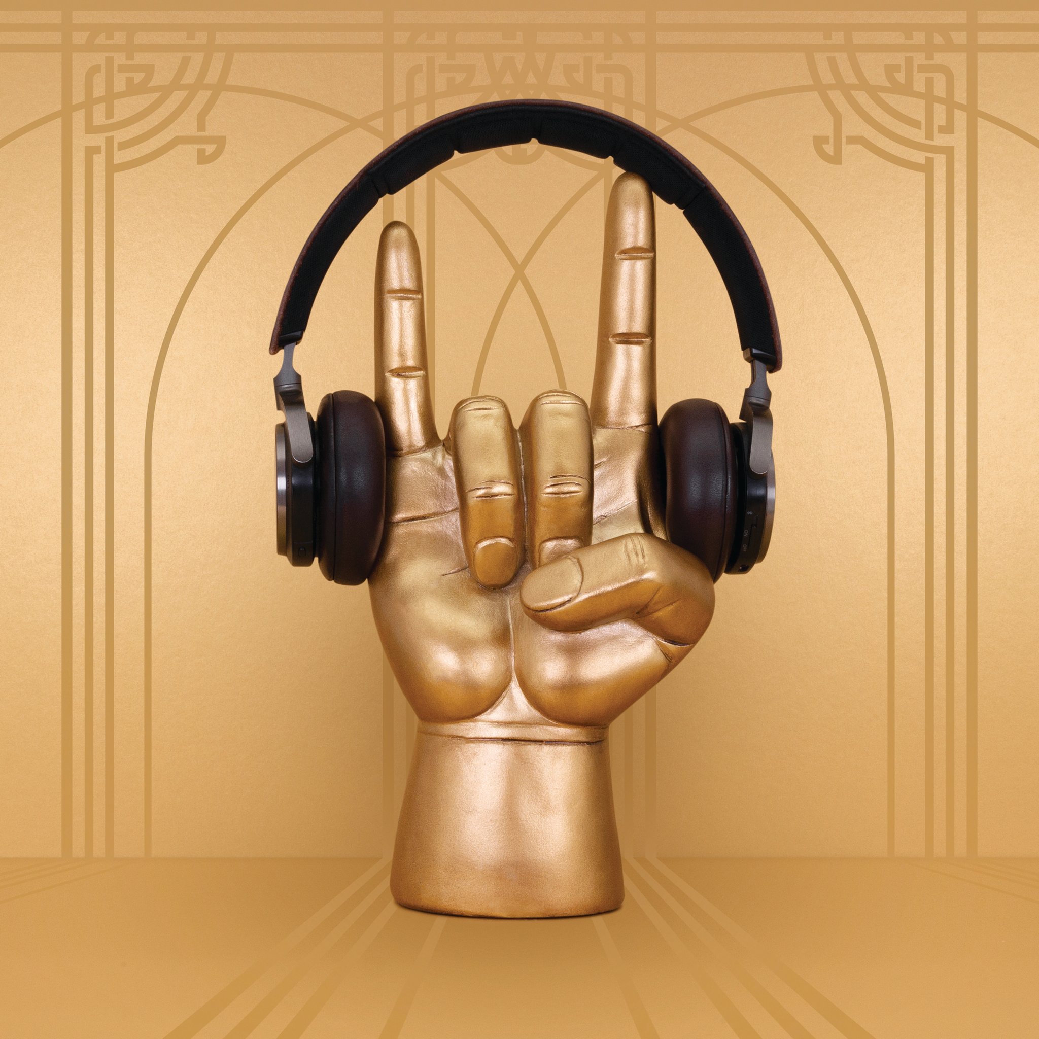 Kopfhoerer haengen ueber der goldenen Rock-On-Hand
