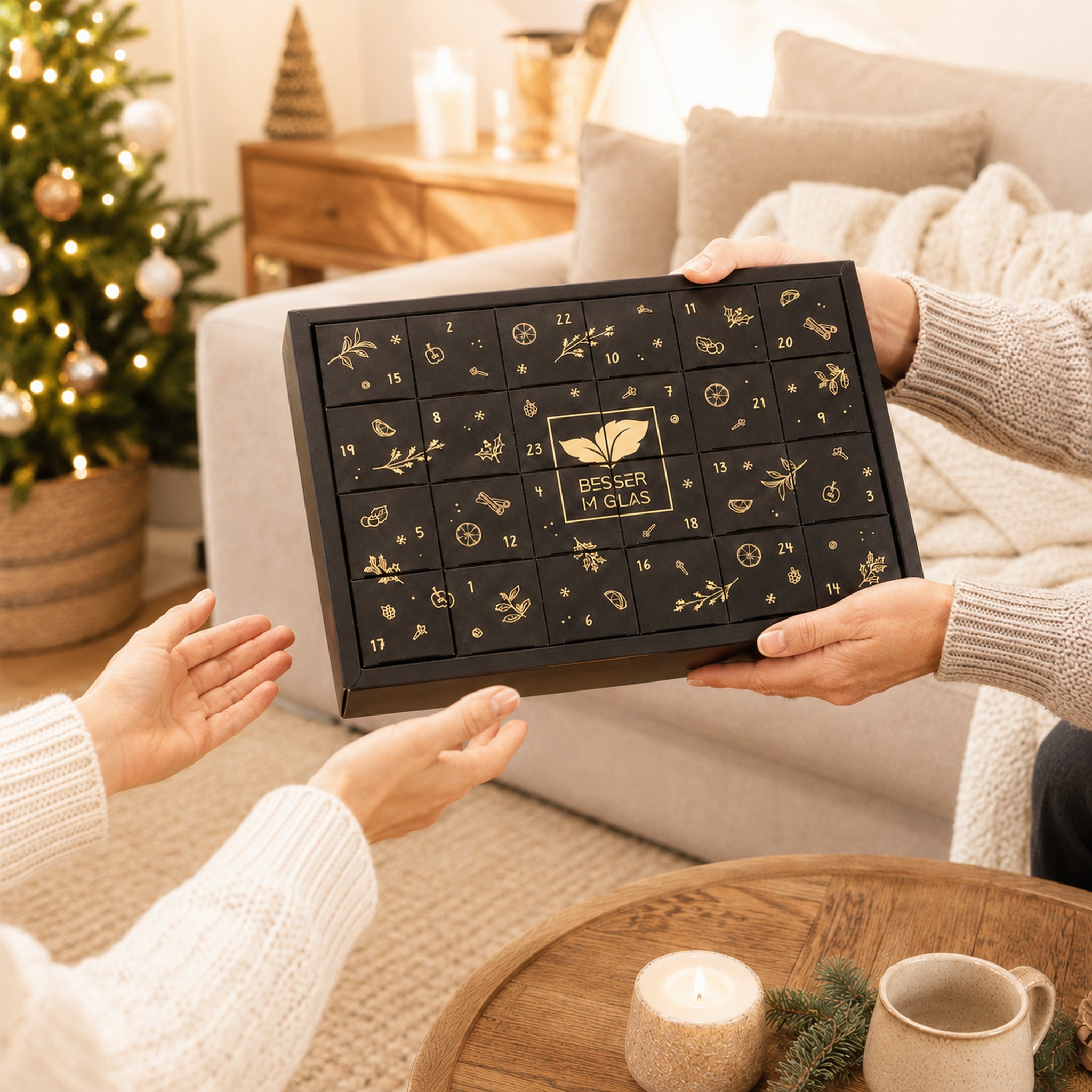 Bio Tee-Adventskalender wird im weihnachtlichen Wohnzimmer als Geschenk überreicht