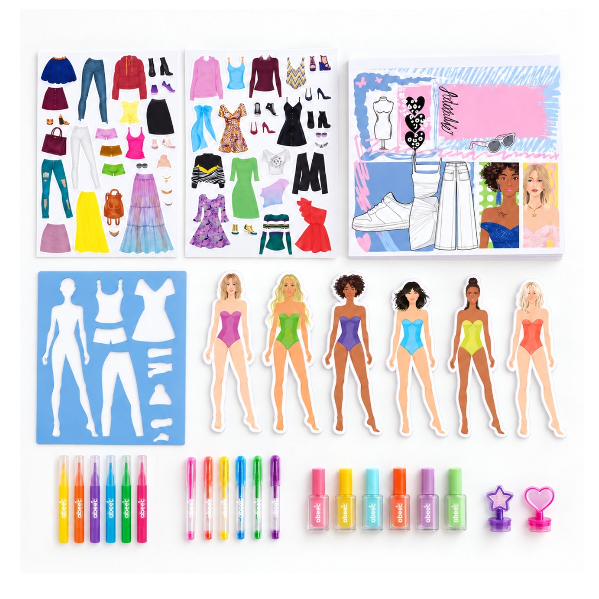Inhalt des Modedesigner-Sets ausgelegt: Stickerbögen, Schablone, sechs Anziehpuppen, Stifte und Stempel