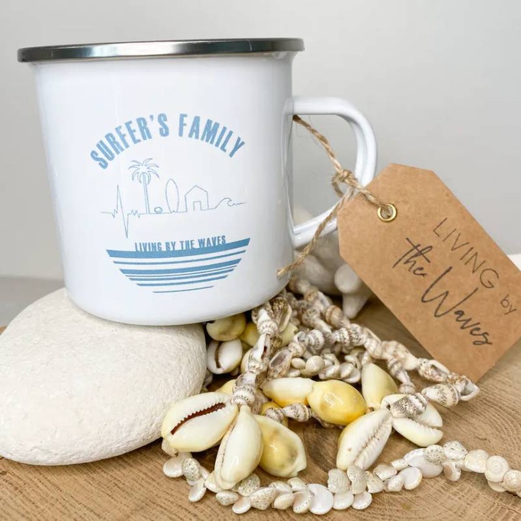 Emaille Tasse Surfers Family von living by the waves