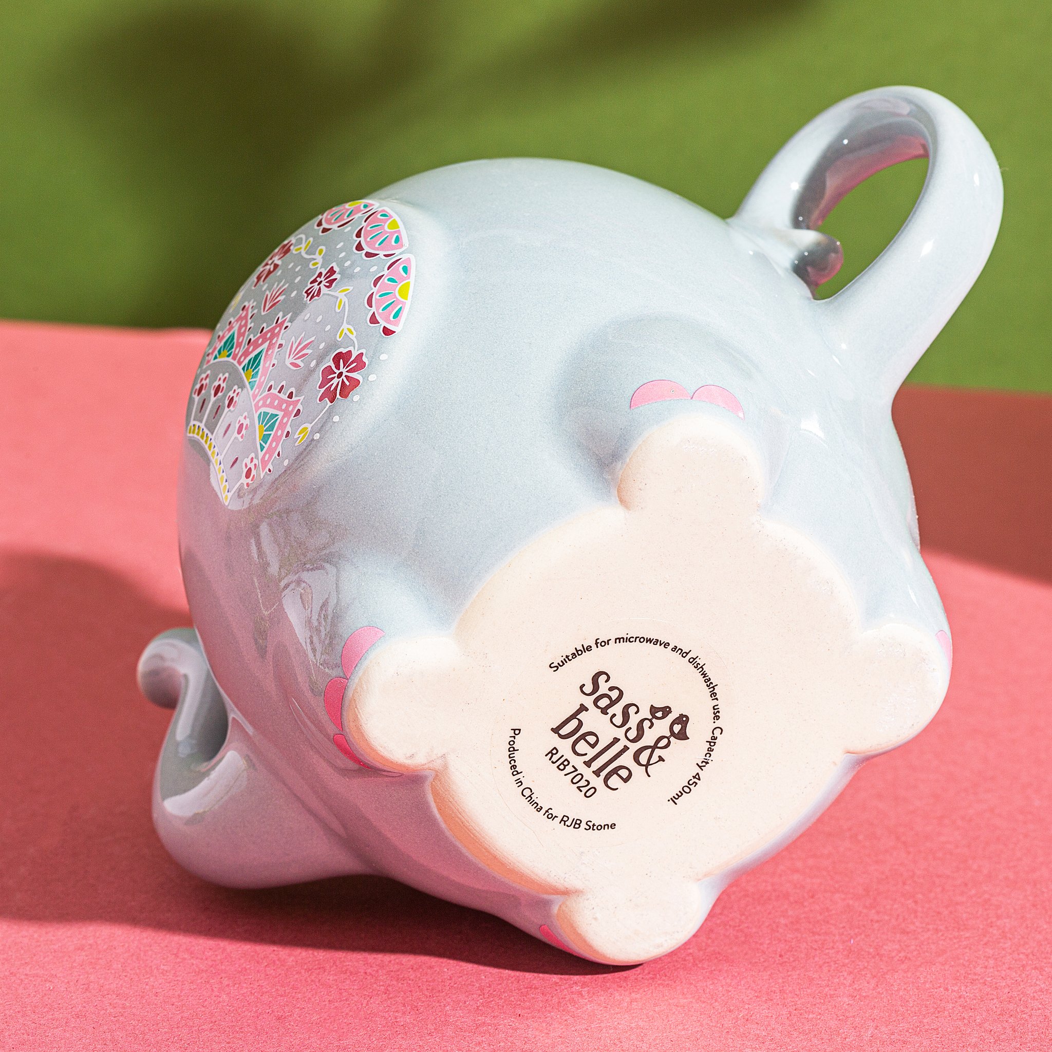 Tazza Mandala Elefante Sass & Belle – vista dal basso con logo Sass & Belle, capacità 450 ml e compatibilità microonde/lavastoviglie