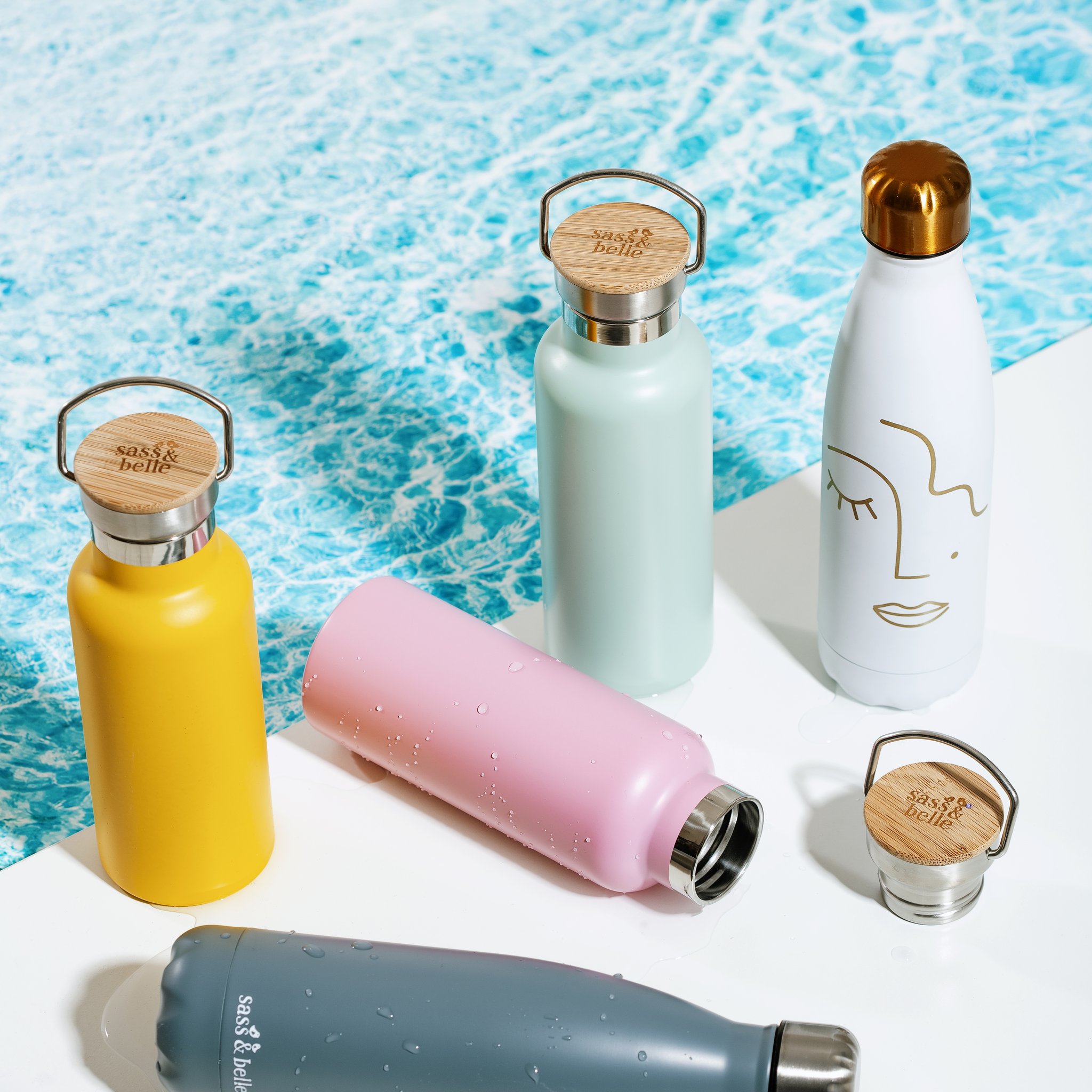 Senfgelbe Wasserflasche in der Flaschen-Kollektion von Sass & Belle vor Wasser