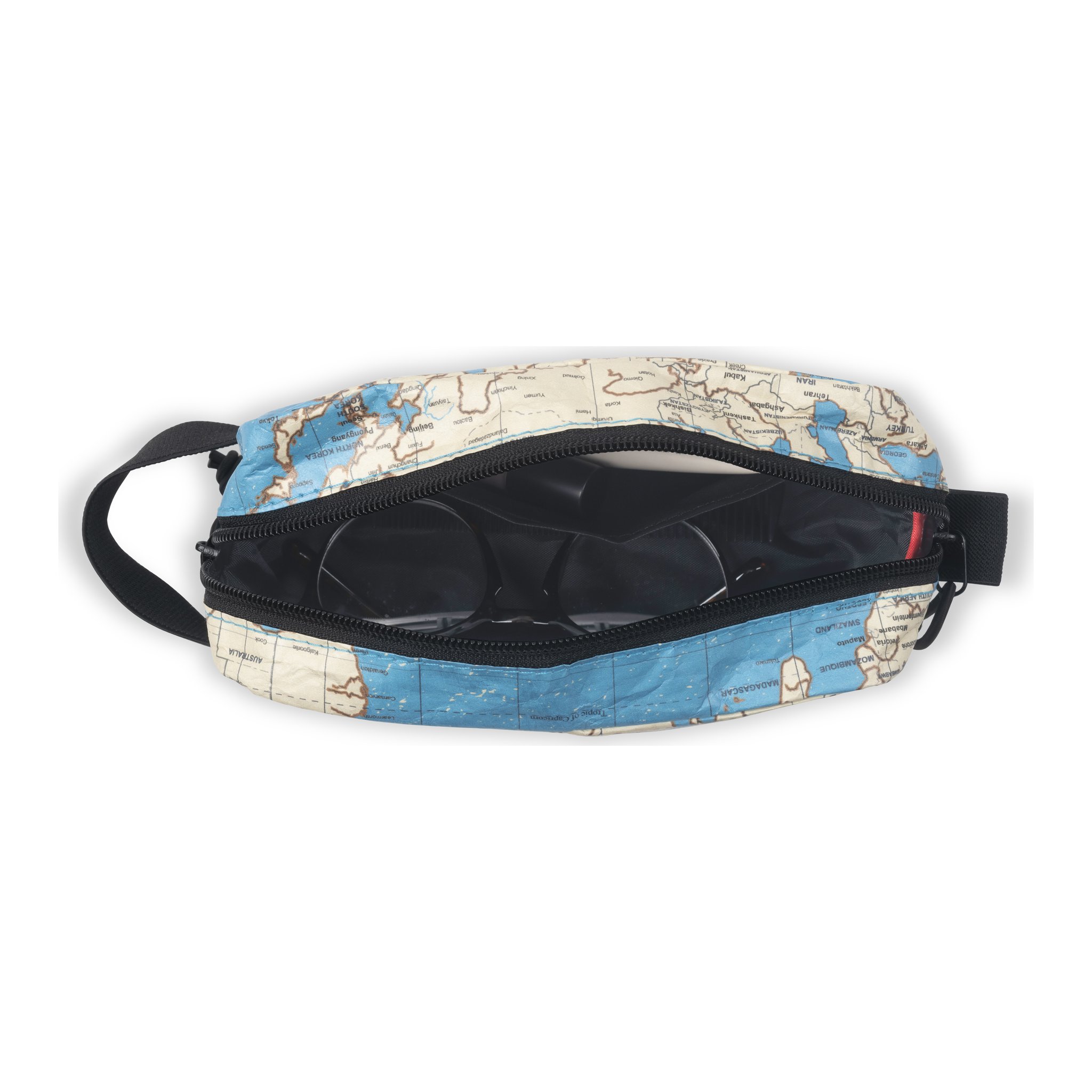 Geöffnete Kulturtasche Weltkarte von oben mit Brille darin