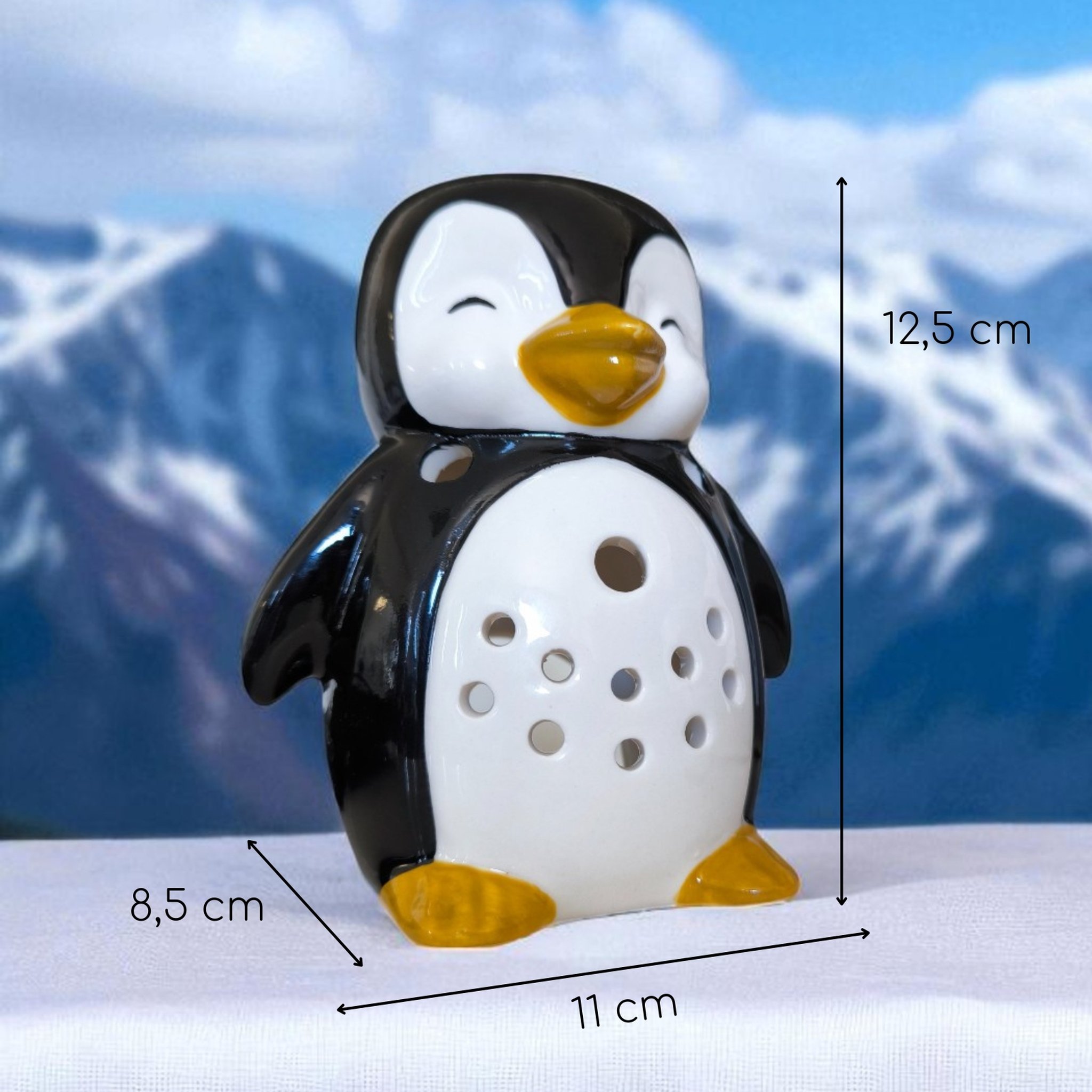 Pinguin-Duftlampe mit eingezeichneten Massen vor Bergkulisse