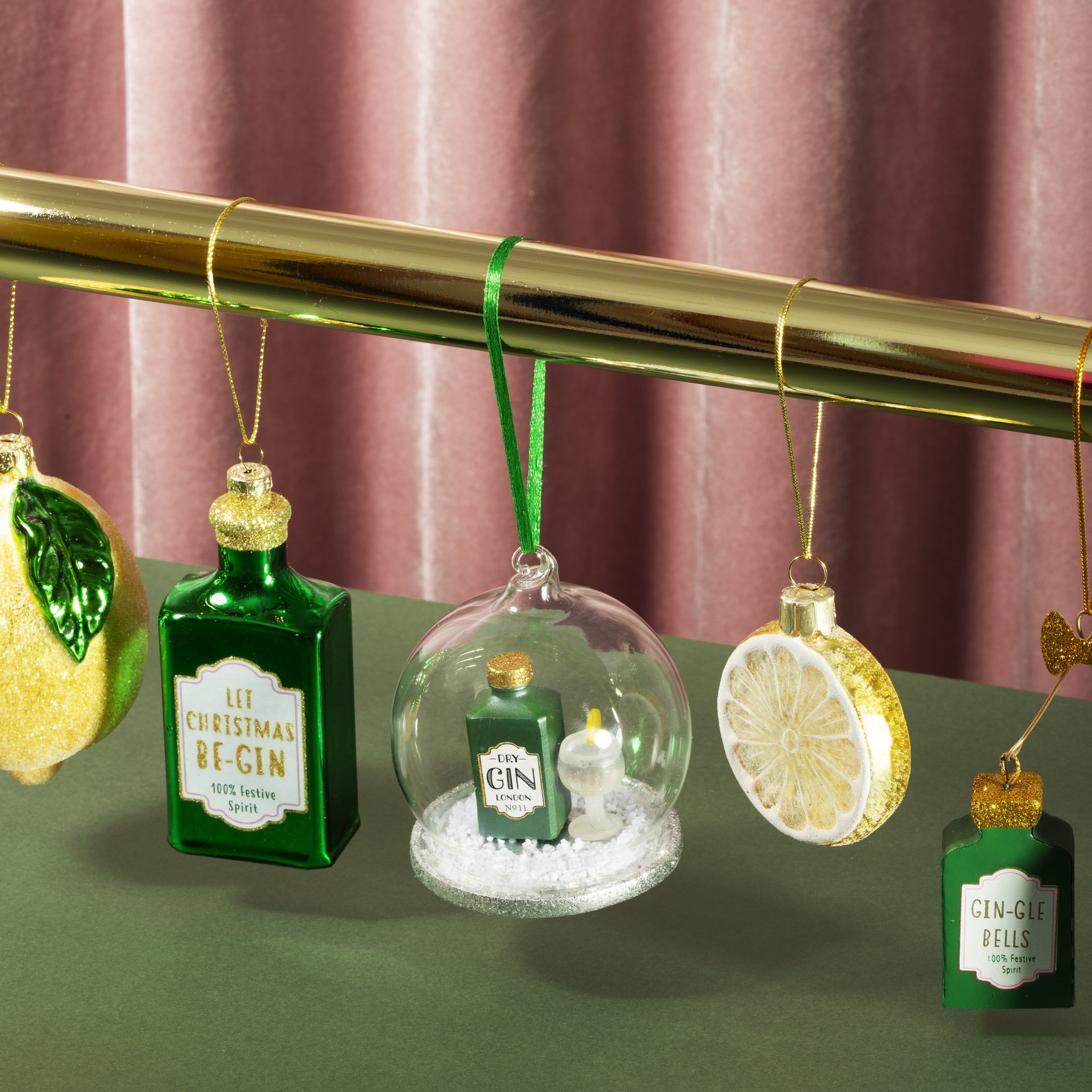 Weihnachtsschmuck Zitrone mit Gin-, Eis- und Glas-Anhängern an goldener Stange