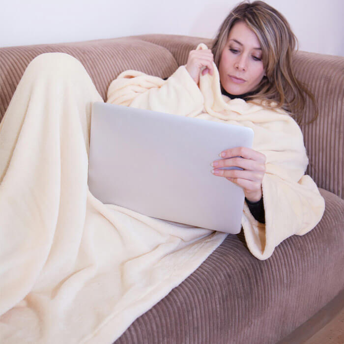 Kuscheldecke mit Ärmel in beige