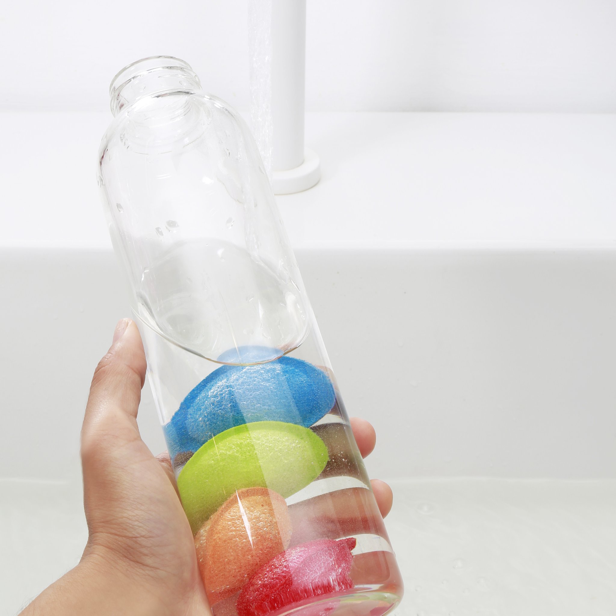 Flaschenreiniger Bottle Scrubbies von Kikkerland – in Glasflasche unter Wasserhahn