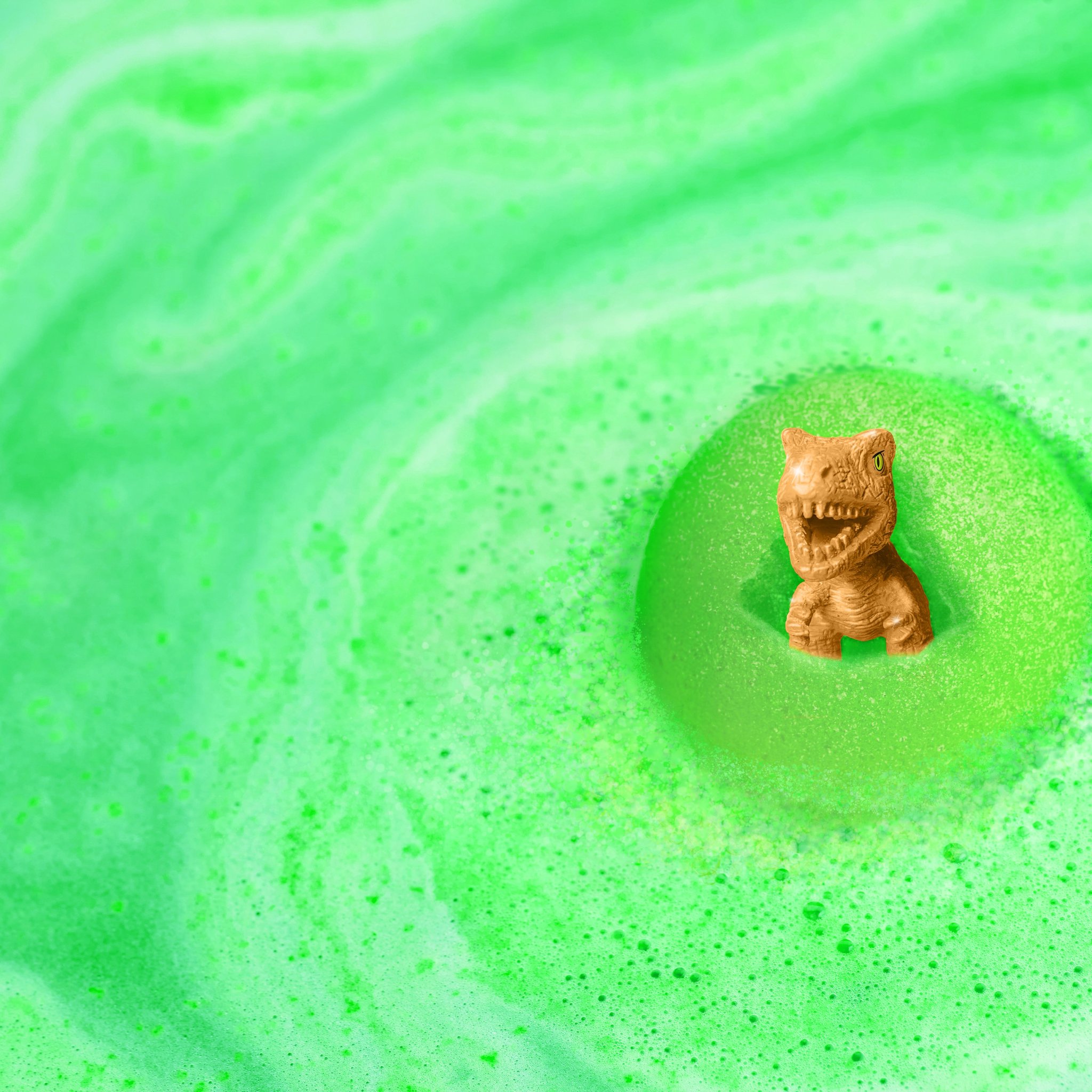 Dino-Badebombe sprudelt im Wasser