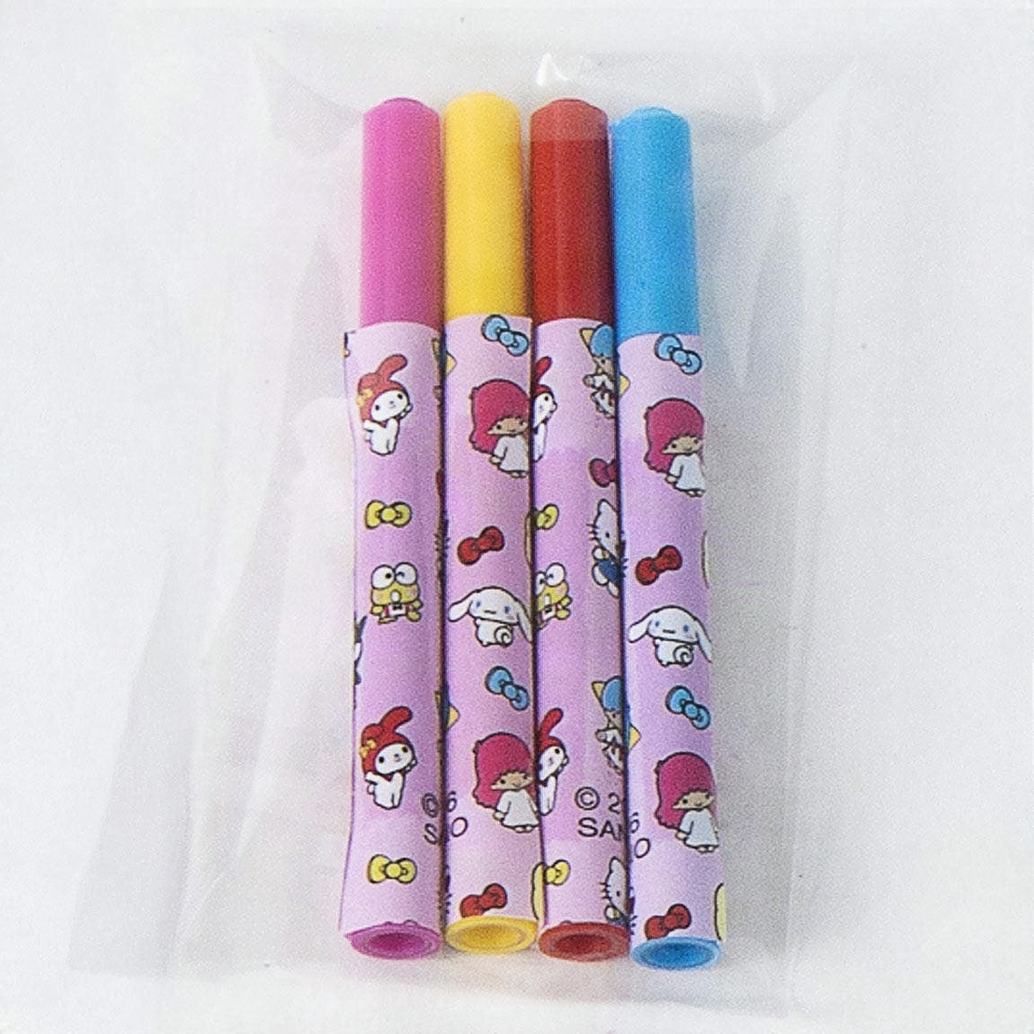 Quatre feutres à motifs Sanrio dans leur sachet transparent