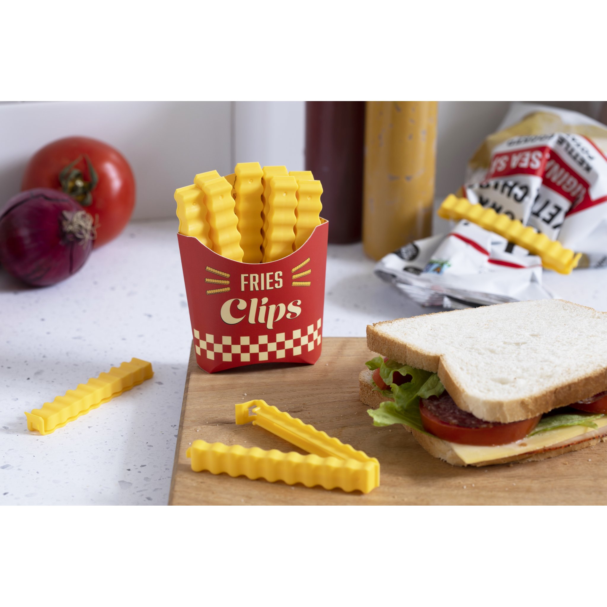 Pommes Tütenklammern-Box mit Sandwich, Tomaten und Zwiebeln auf Holzbrett