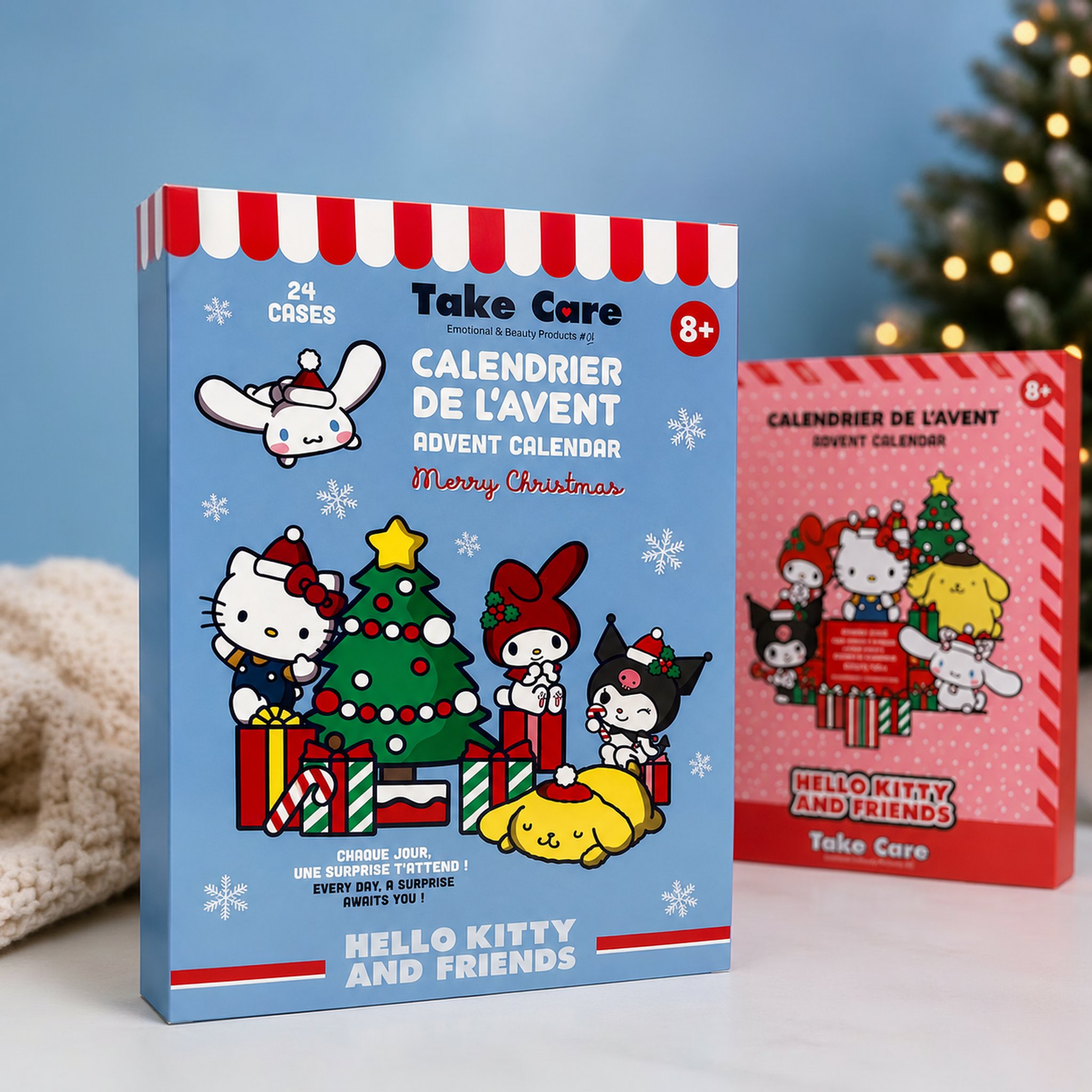 Confezione azzurra del calendario dell'Avvento Hello Kitty & Friends davanti a un albero di Natale