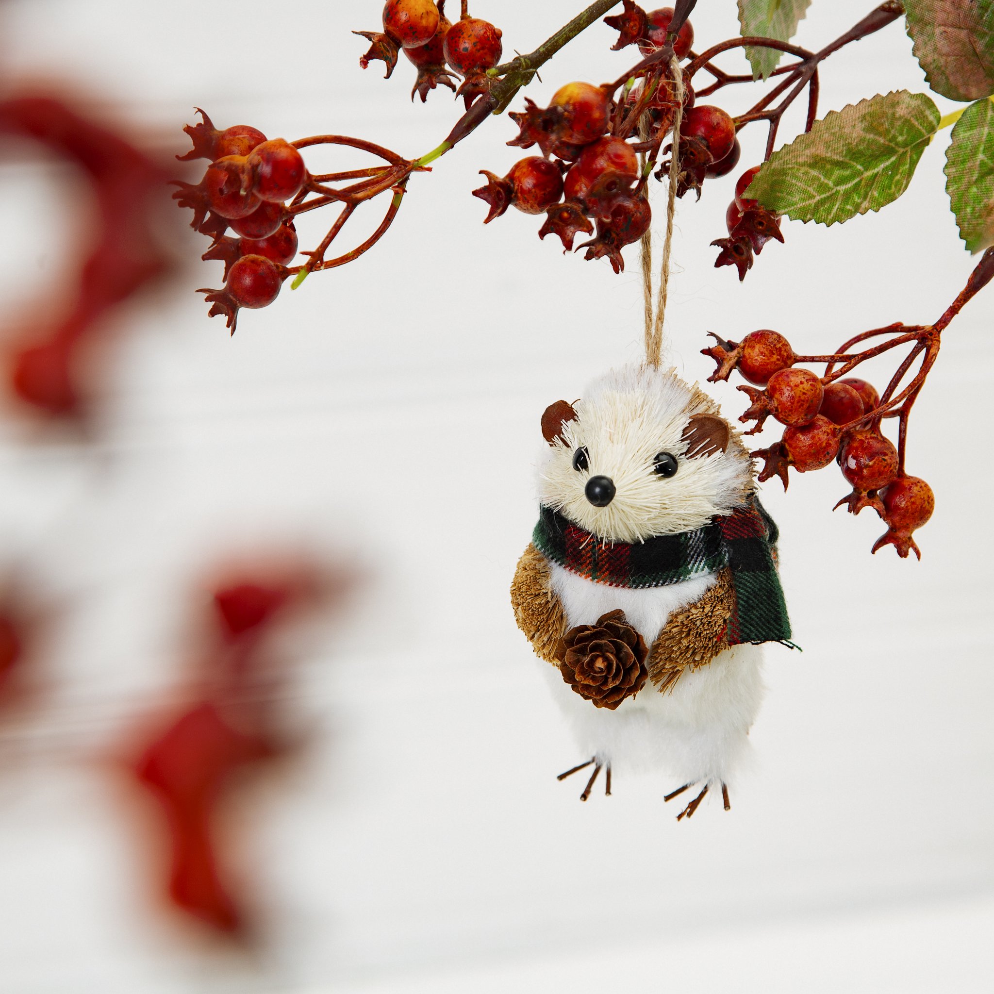 Décoration de Noël hérisson Sass & Belle suspendue à une branche de baies