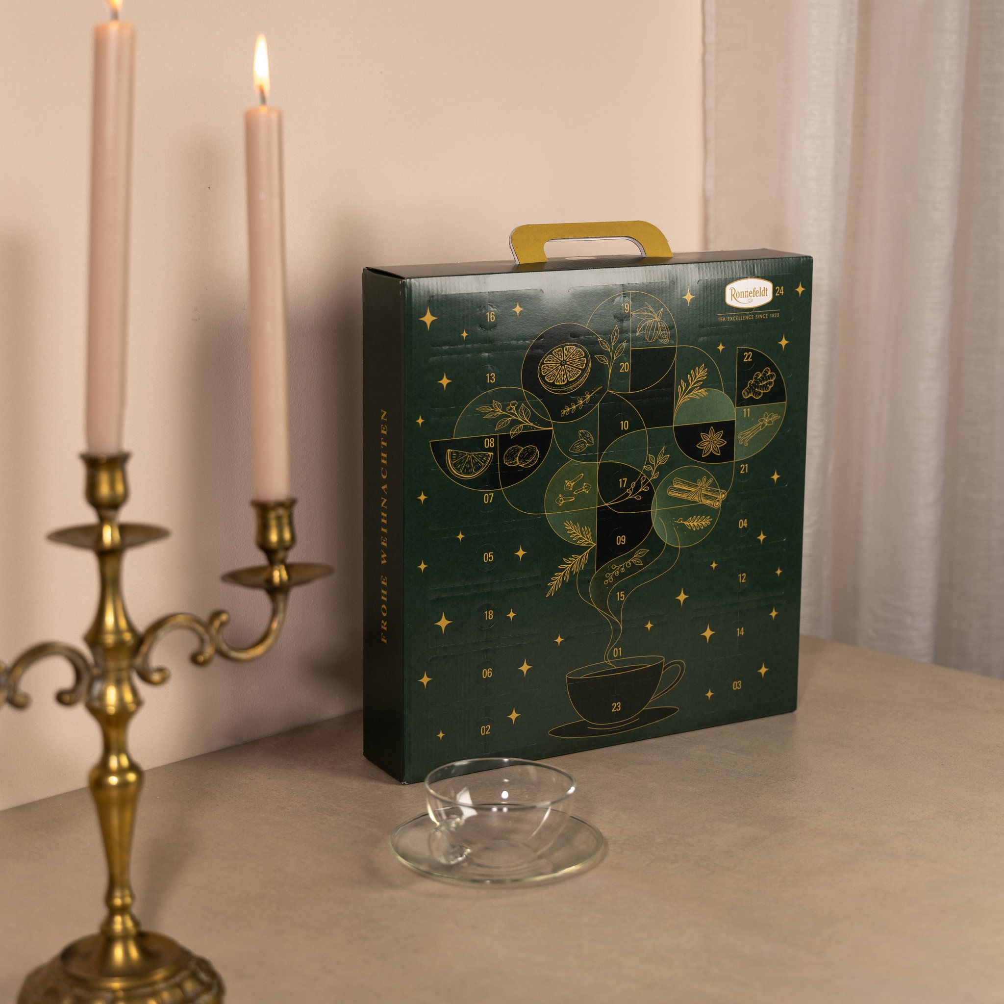 Calendrier de l'Avent thé avec chandelier et tasse en verre