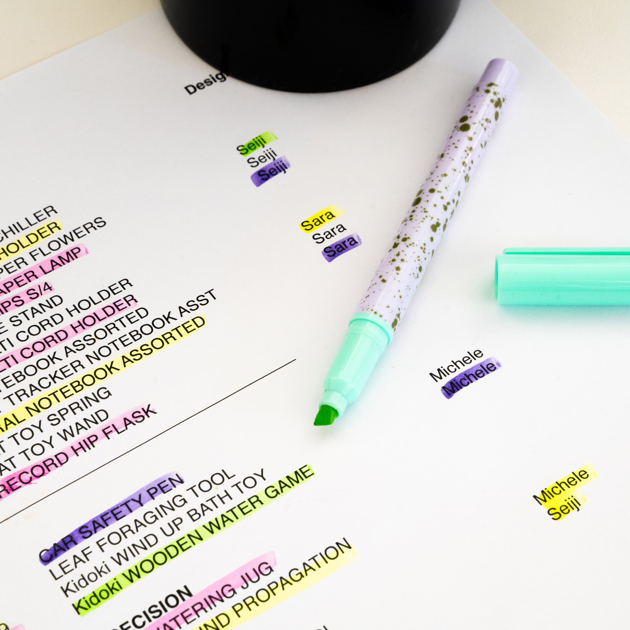 Violetter radierbarer Textmarker mit Sprenkelmuster auf einer Liste