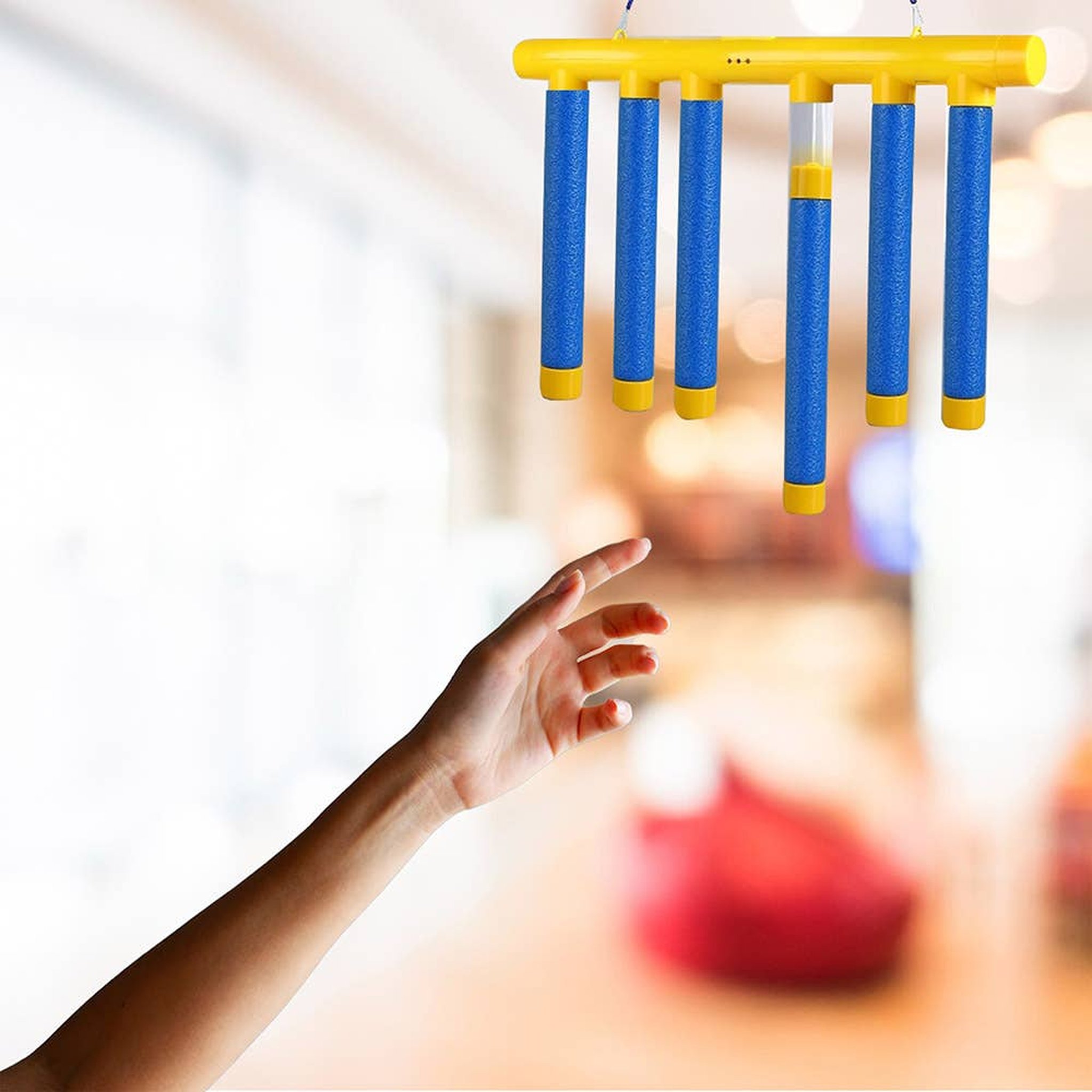 Hand fängt einen fallenden Stick beim Falling Sticks Reaktionsspiel