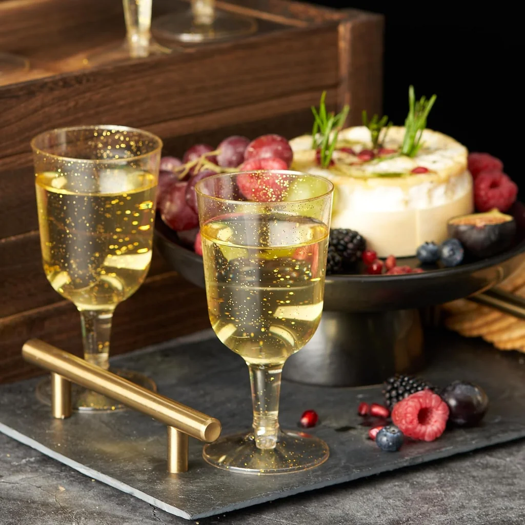 Goldglitzer-Weingläser aus Kunststoff