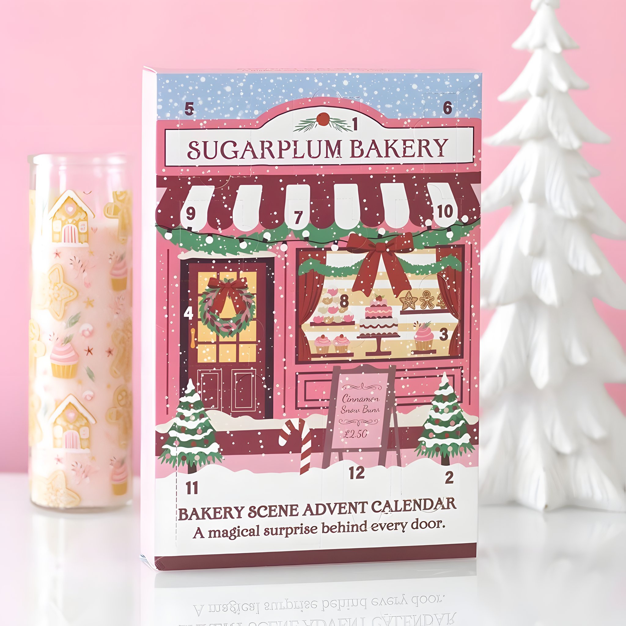 Calendrier de l'Avent Sugarplum Bakery rose devant un sapin blanc