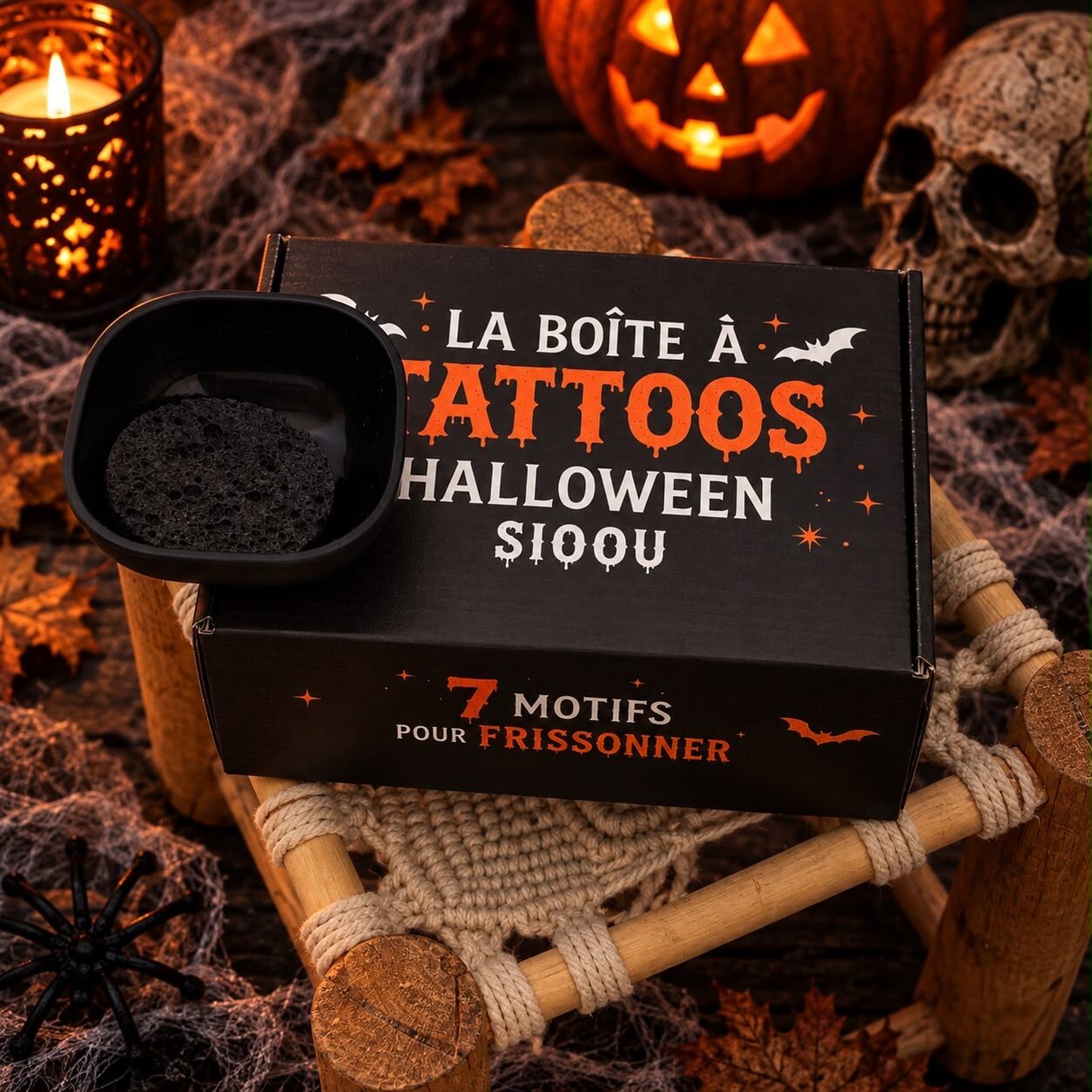 Schwarze Halloween-Tattoo-Box mit oranger Schrift, darauf Schale mit schwarzem Auftragsschwamm