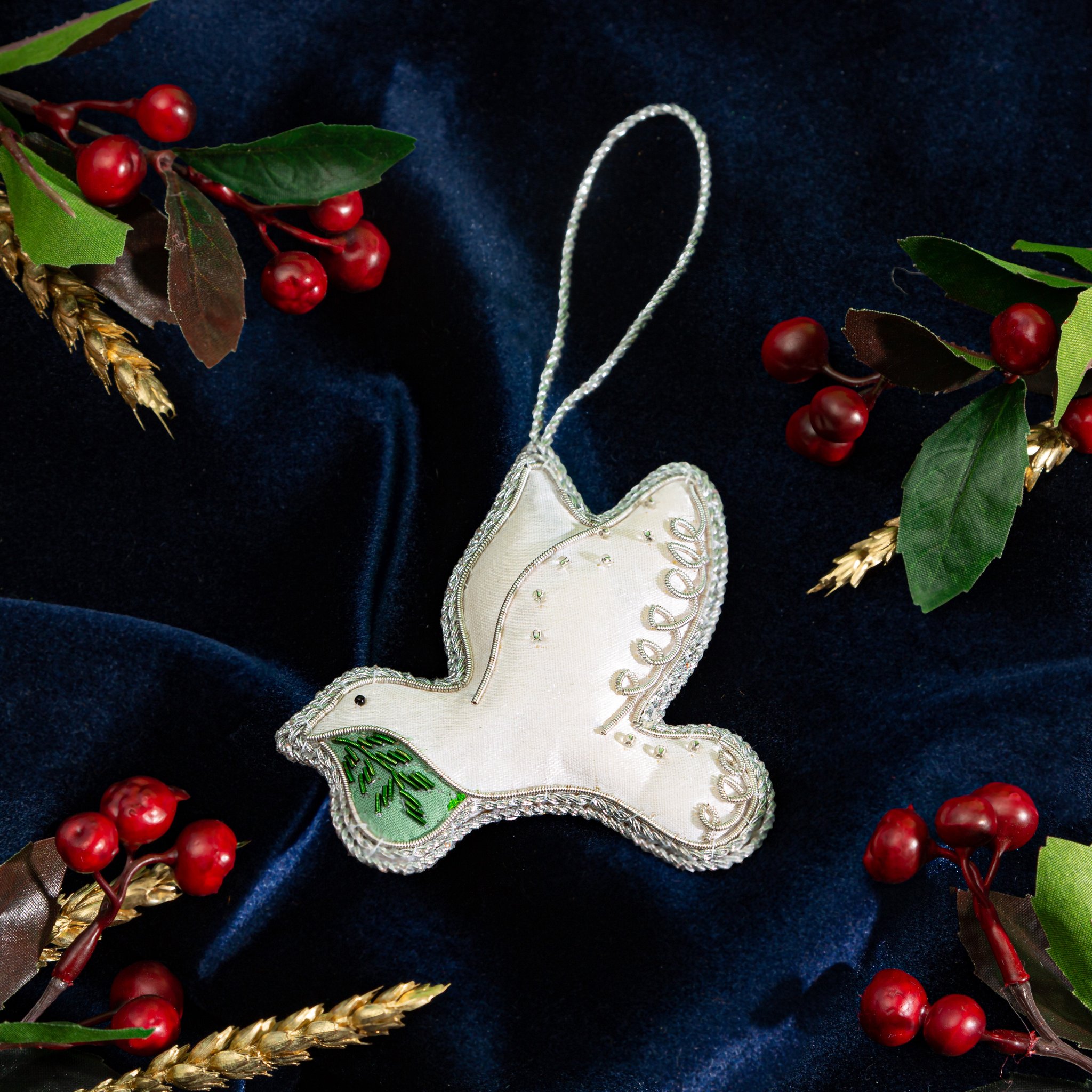 Weihnachtsanhänger Taube mit Zari-Stickerei – auf dunklem Samt